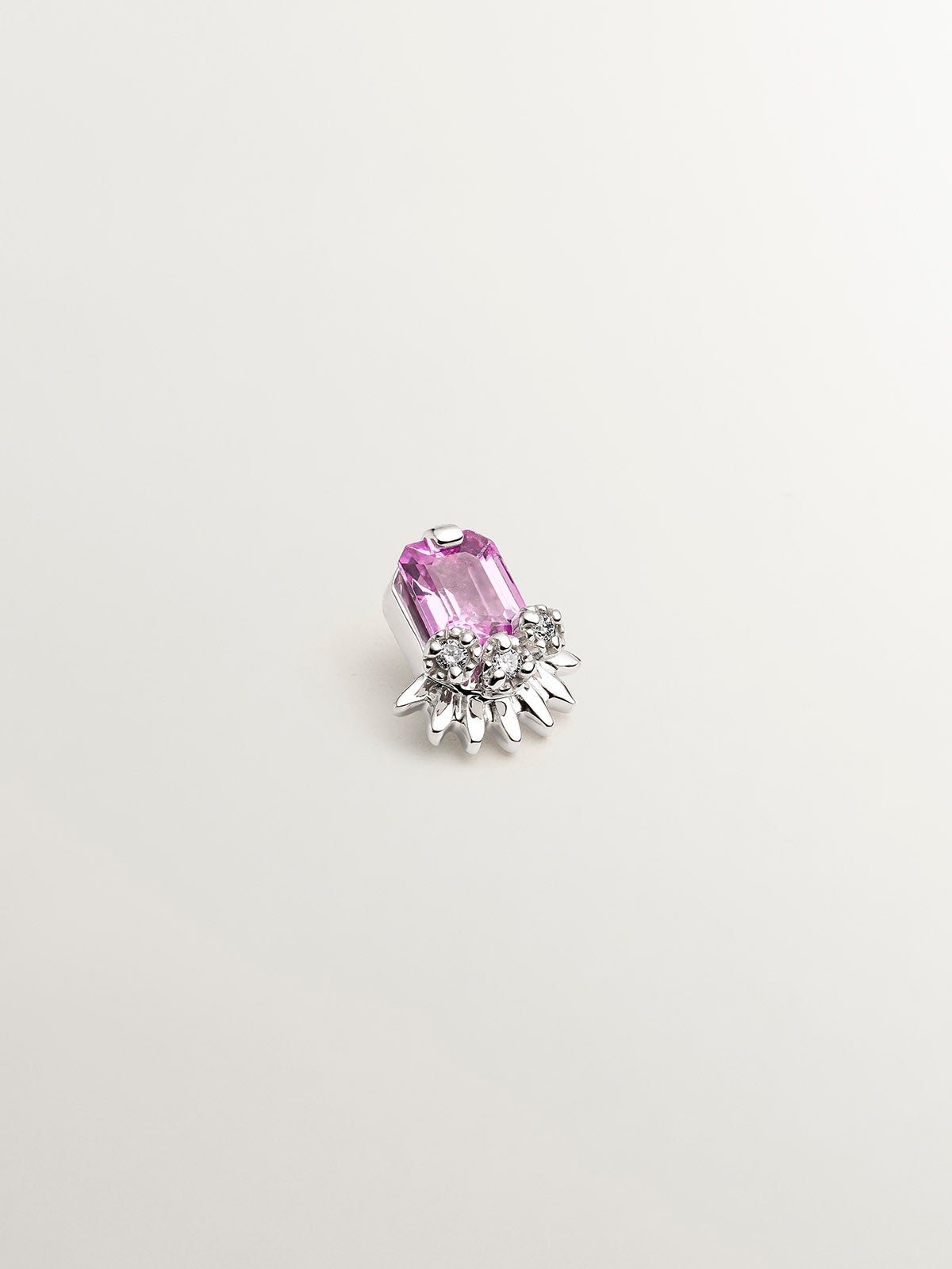 Piercing de oro blanco de 18k con zafiro rosa central y diamantes