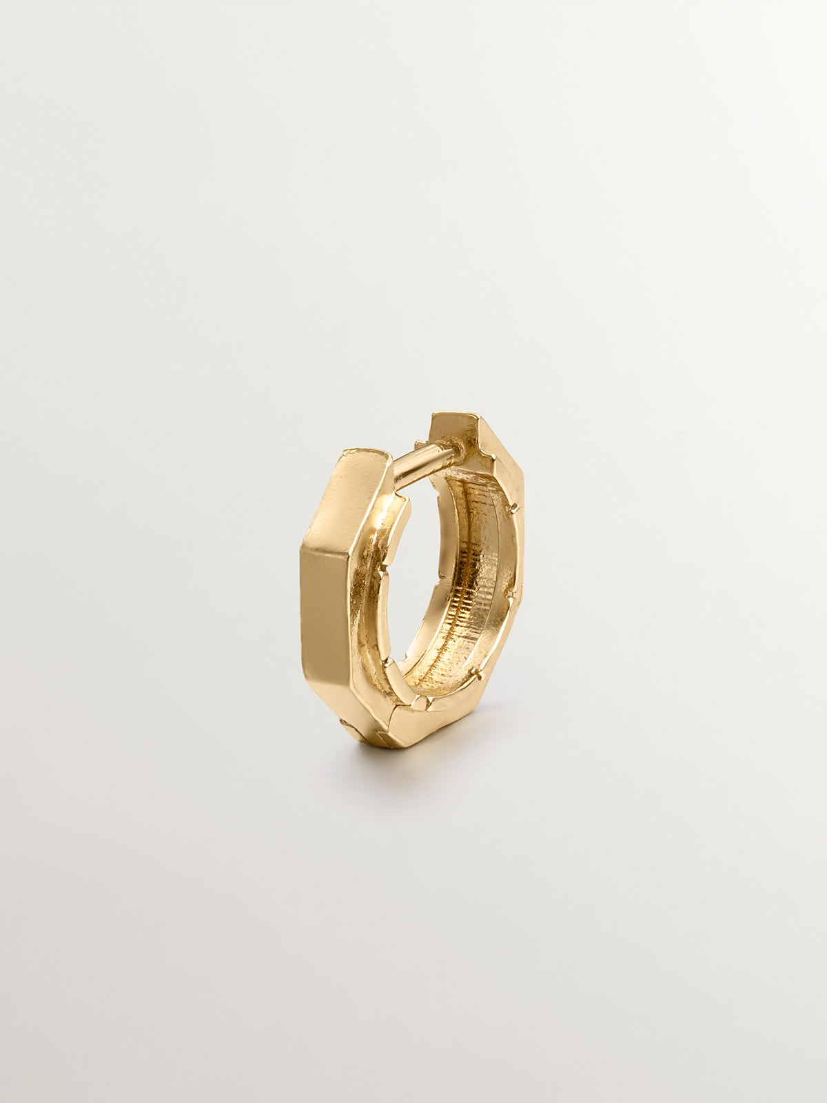 Pendiente de aro individual de plata 925 bañada en oro amarillo de 18K con acabado geométrico