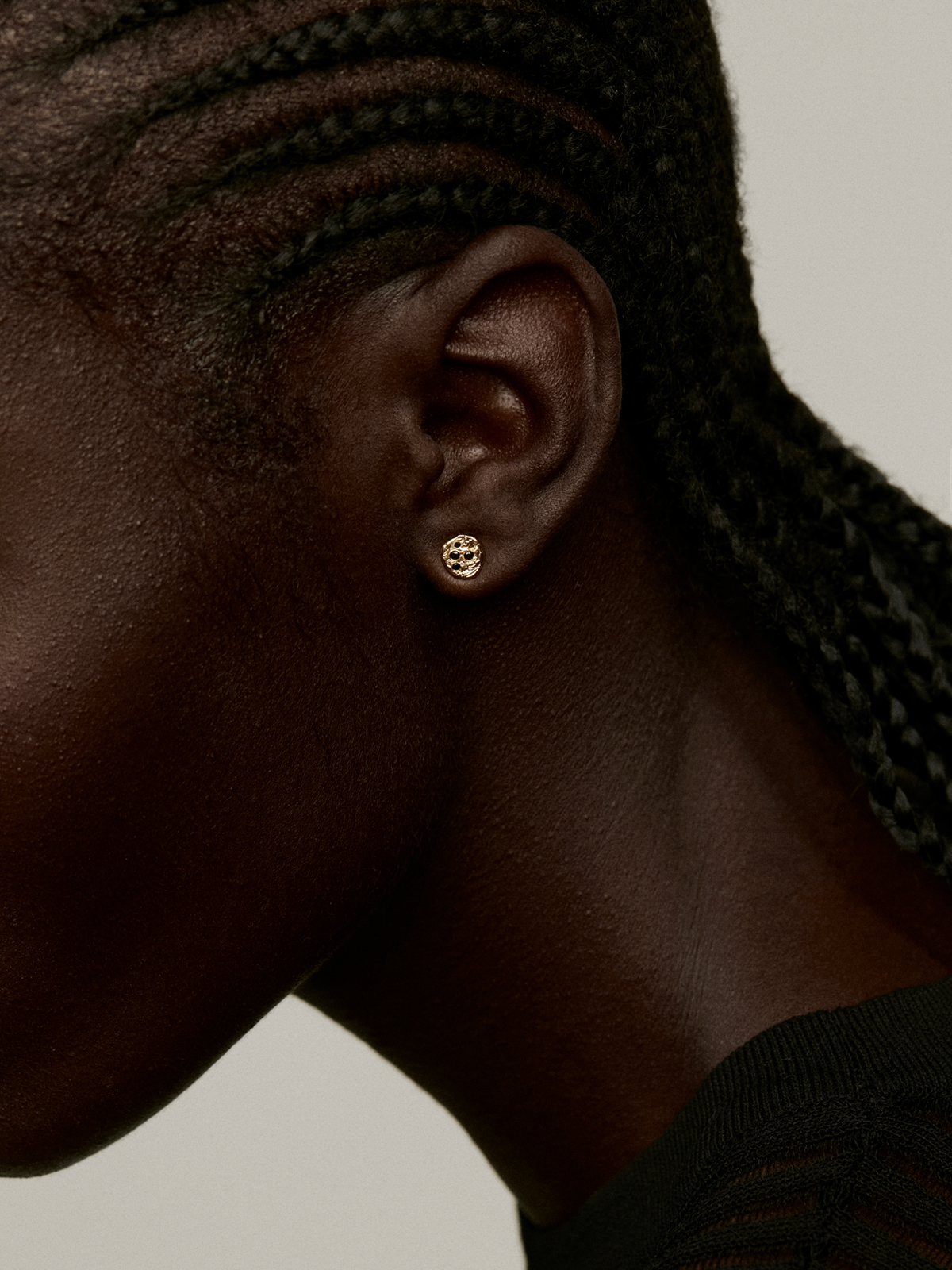 Pendientes de plata 925 bañada en oro amarillo de 18K con relieve y espinelas negras
