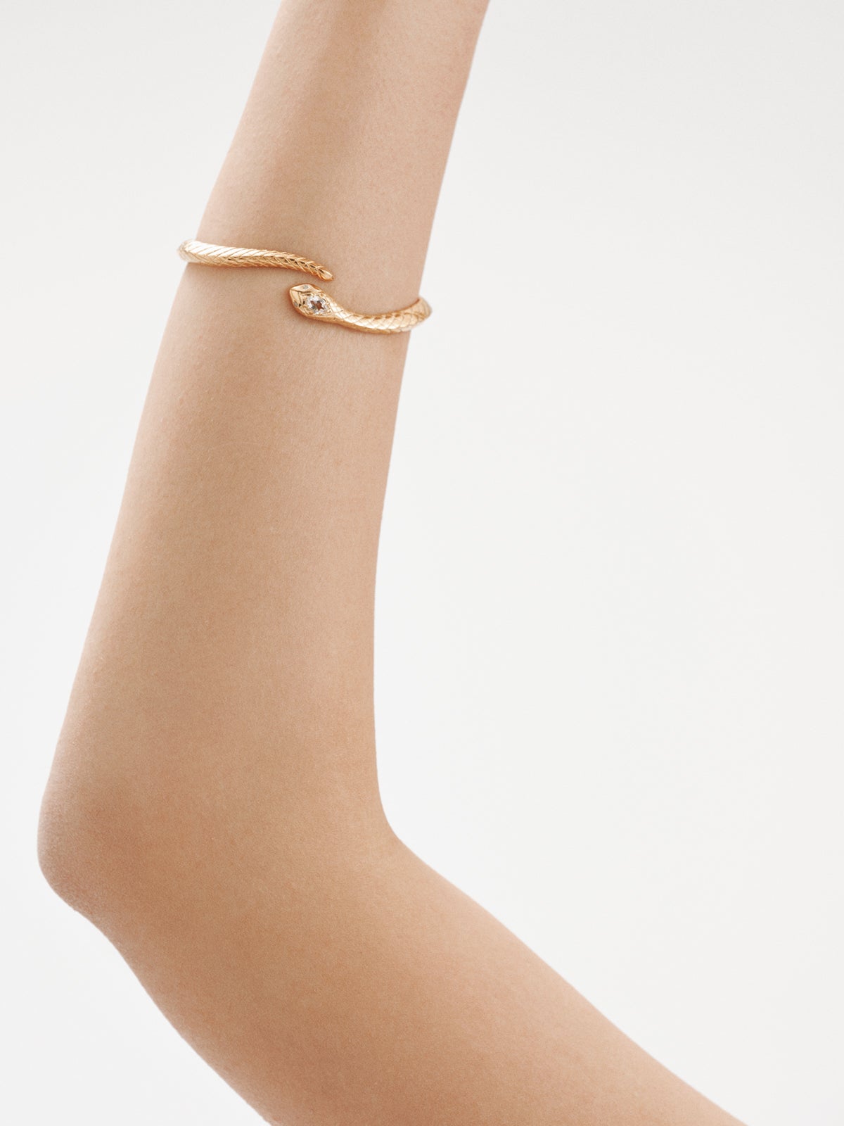 Brazalete de plata 925 bañada en oro amarillo de 18K con forma de serpiente, topacios y zafiros blancos