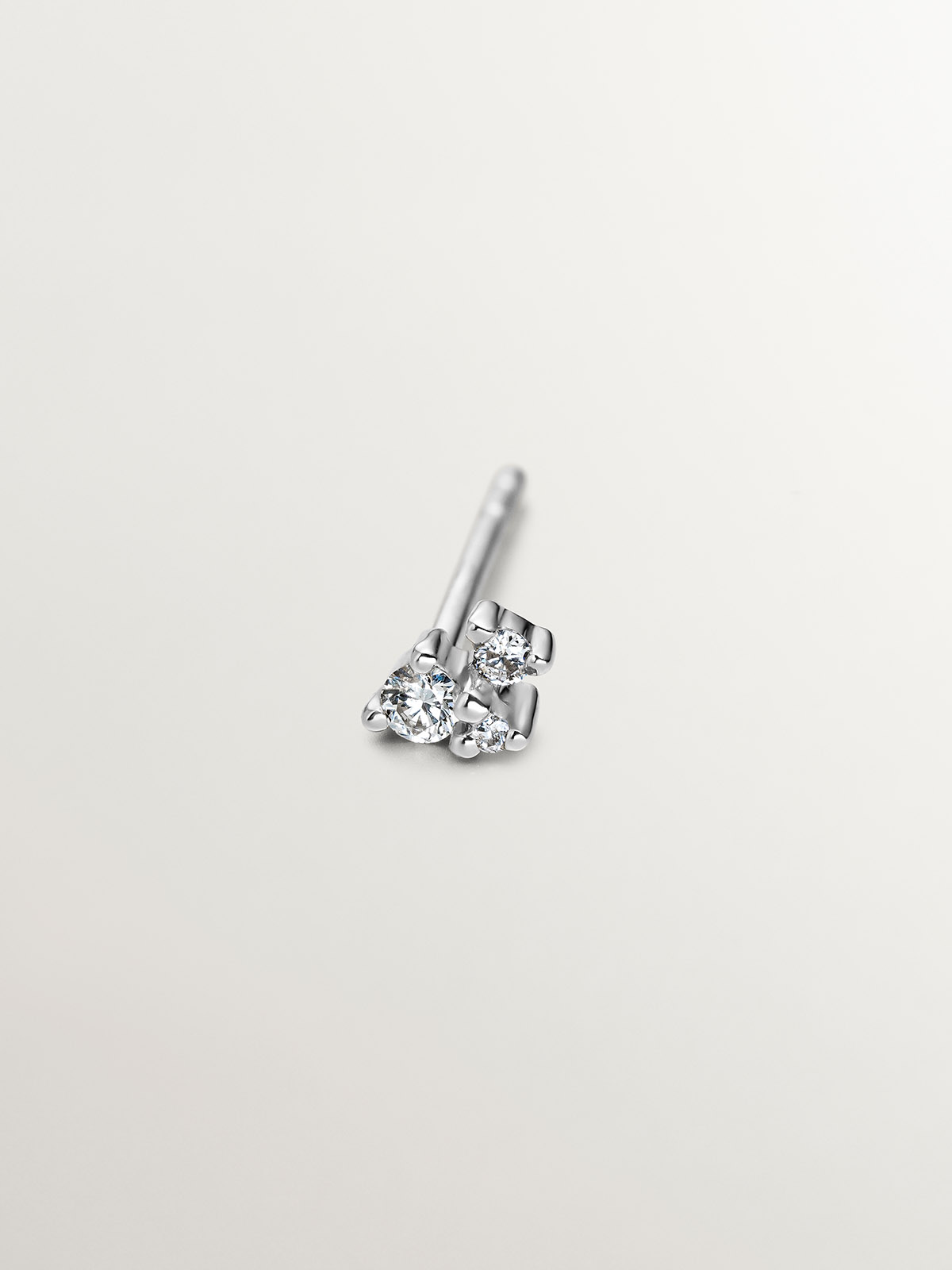 Individual 9K white gold earring with diamonds