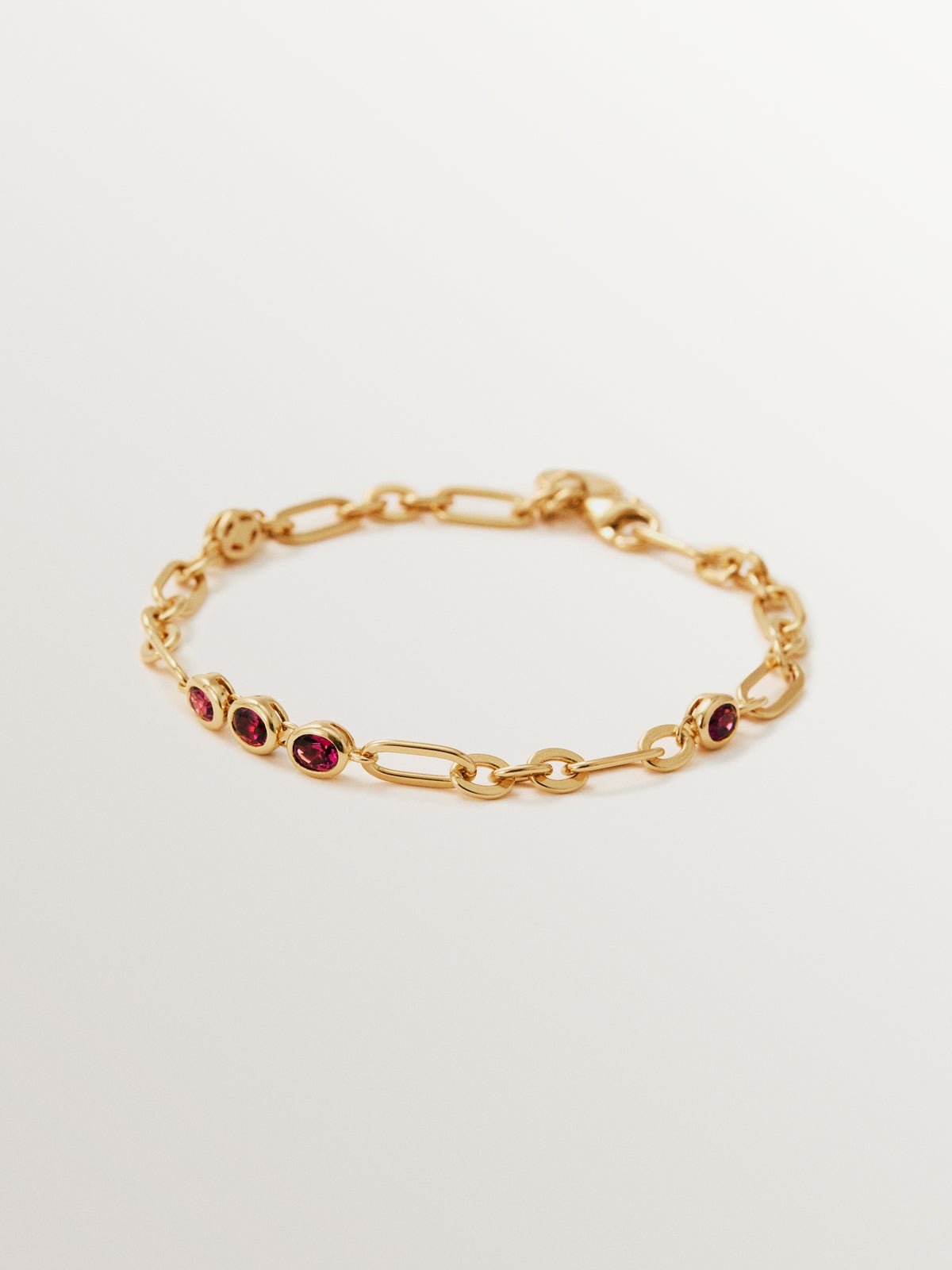 Pulsera de cadena de plata 925 bañada en oro amarillo de 18K con rodolitas rojas