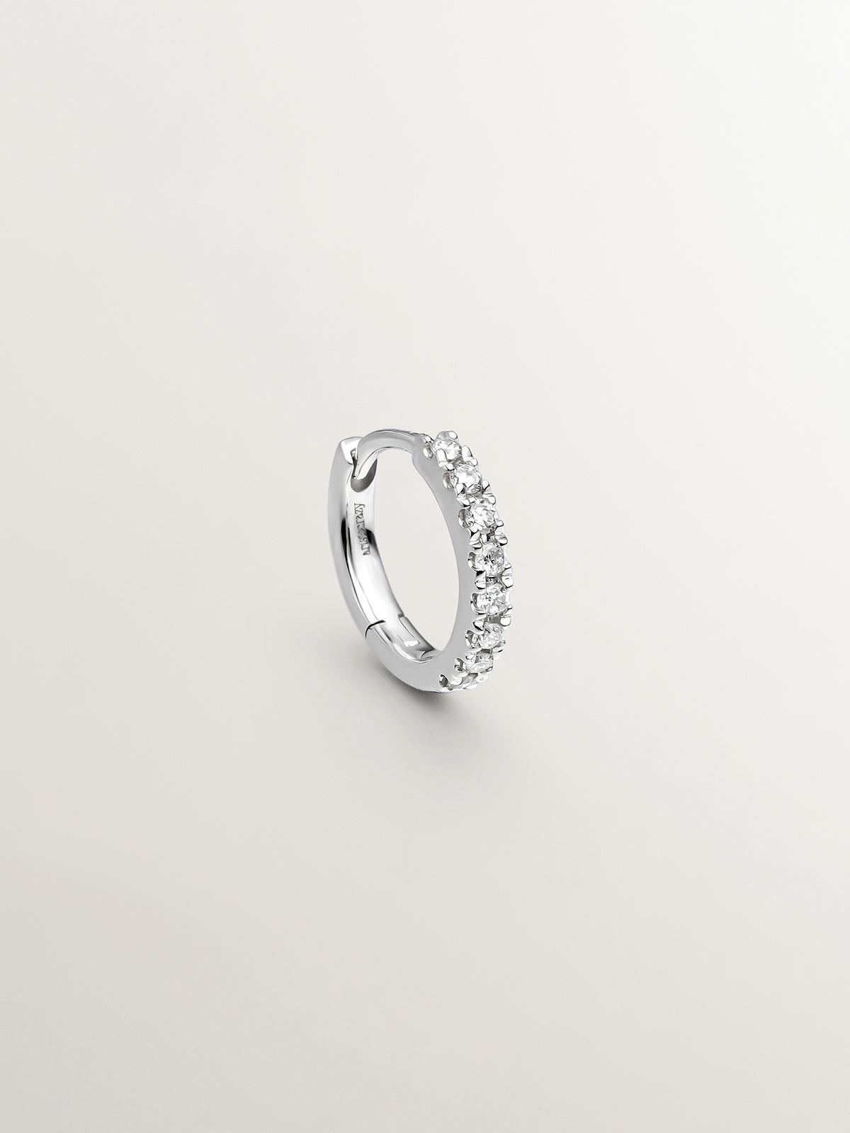 Pendiente de aro individual de oro blanco de 18K con diamante en talla brillante
