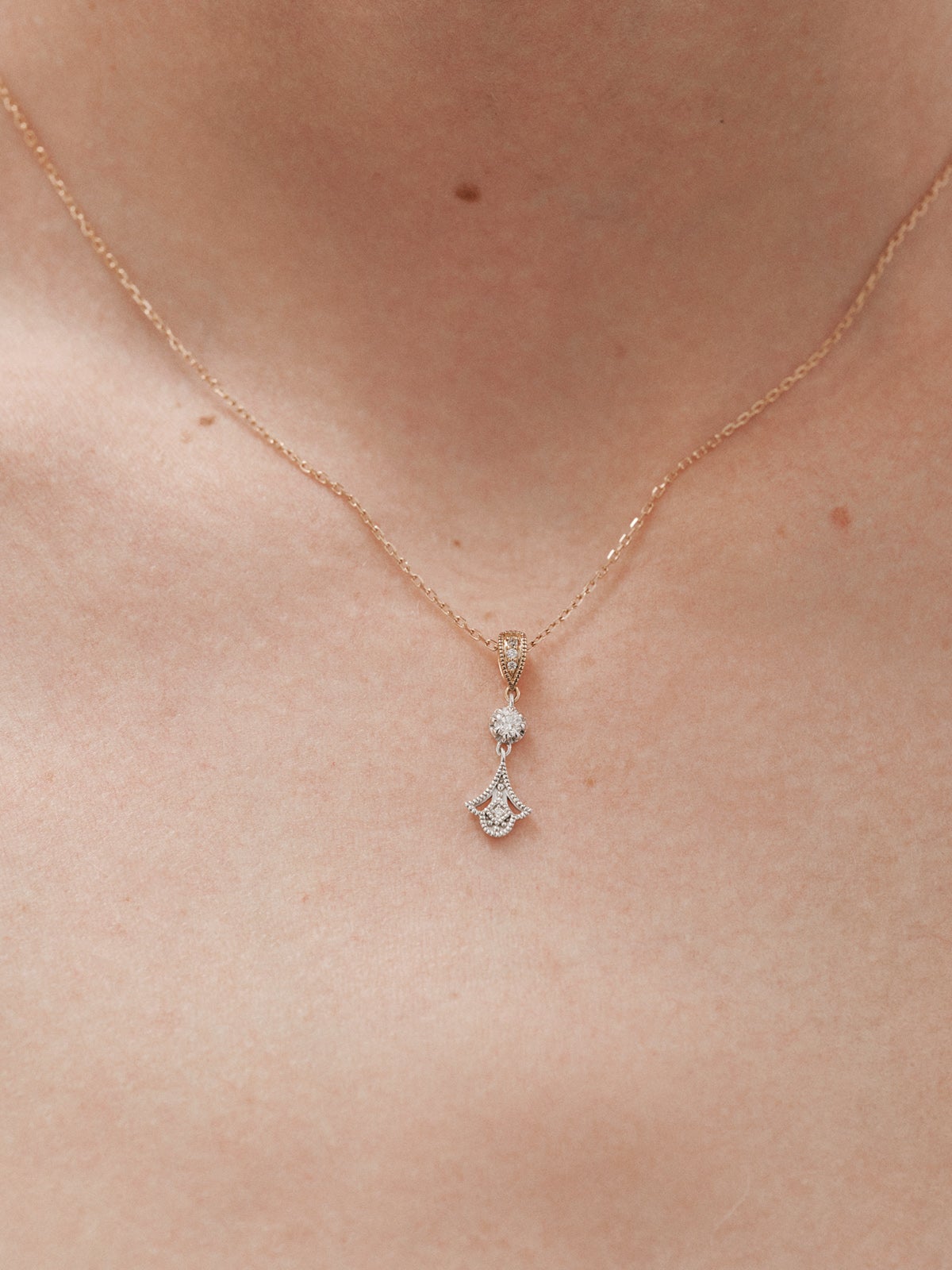 Colgante de oro blanco y amarillo de 18K con diamantes en talla brillante