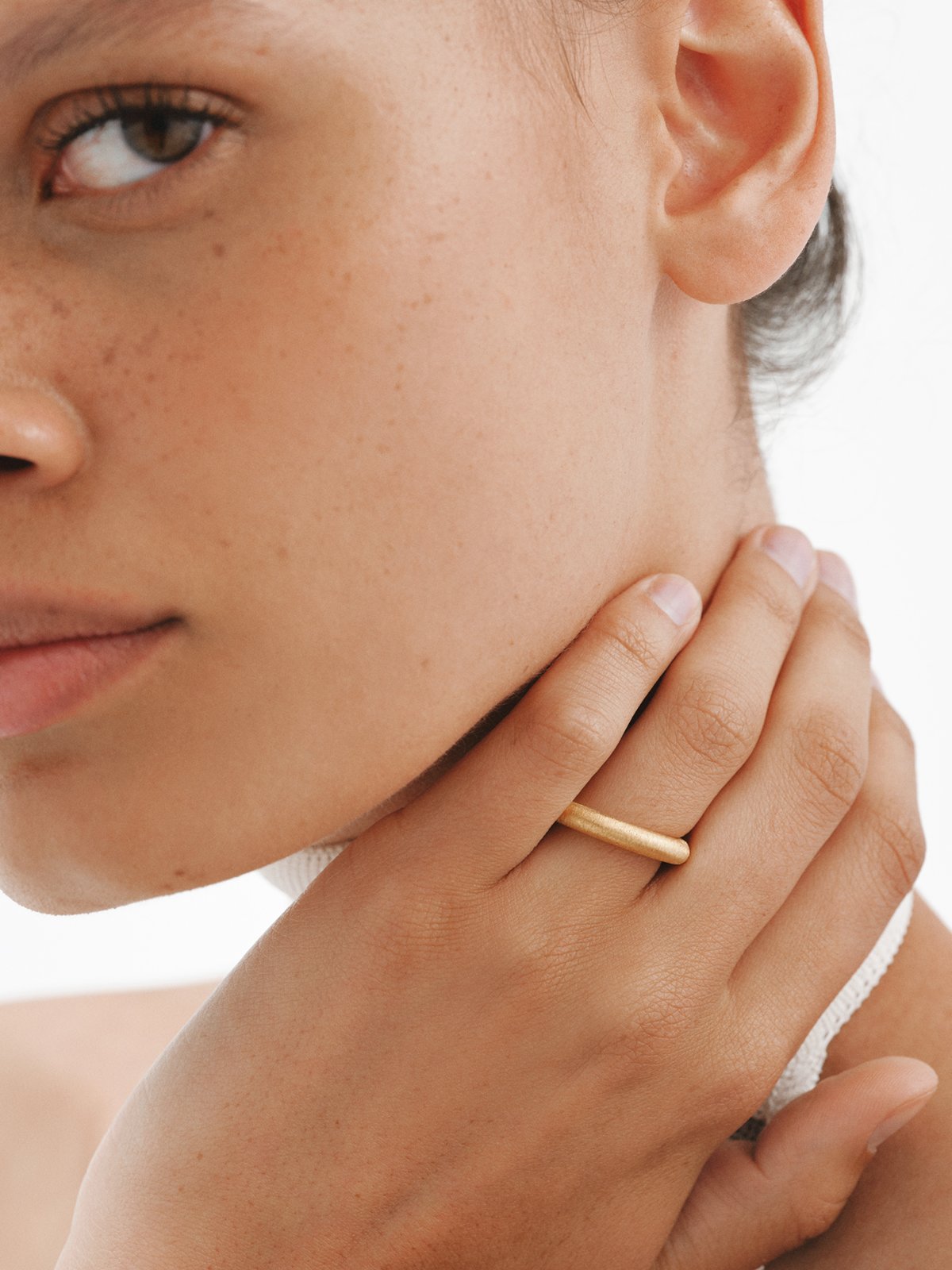 Anillo grande con textura de plata 925 bañada en oro de 18K