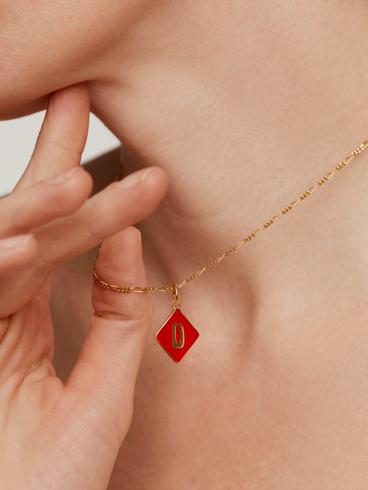 Charm de plata 925 bañada en oro amarillo de 18K con inicial D y esmalte rojo con forma de rombo