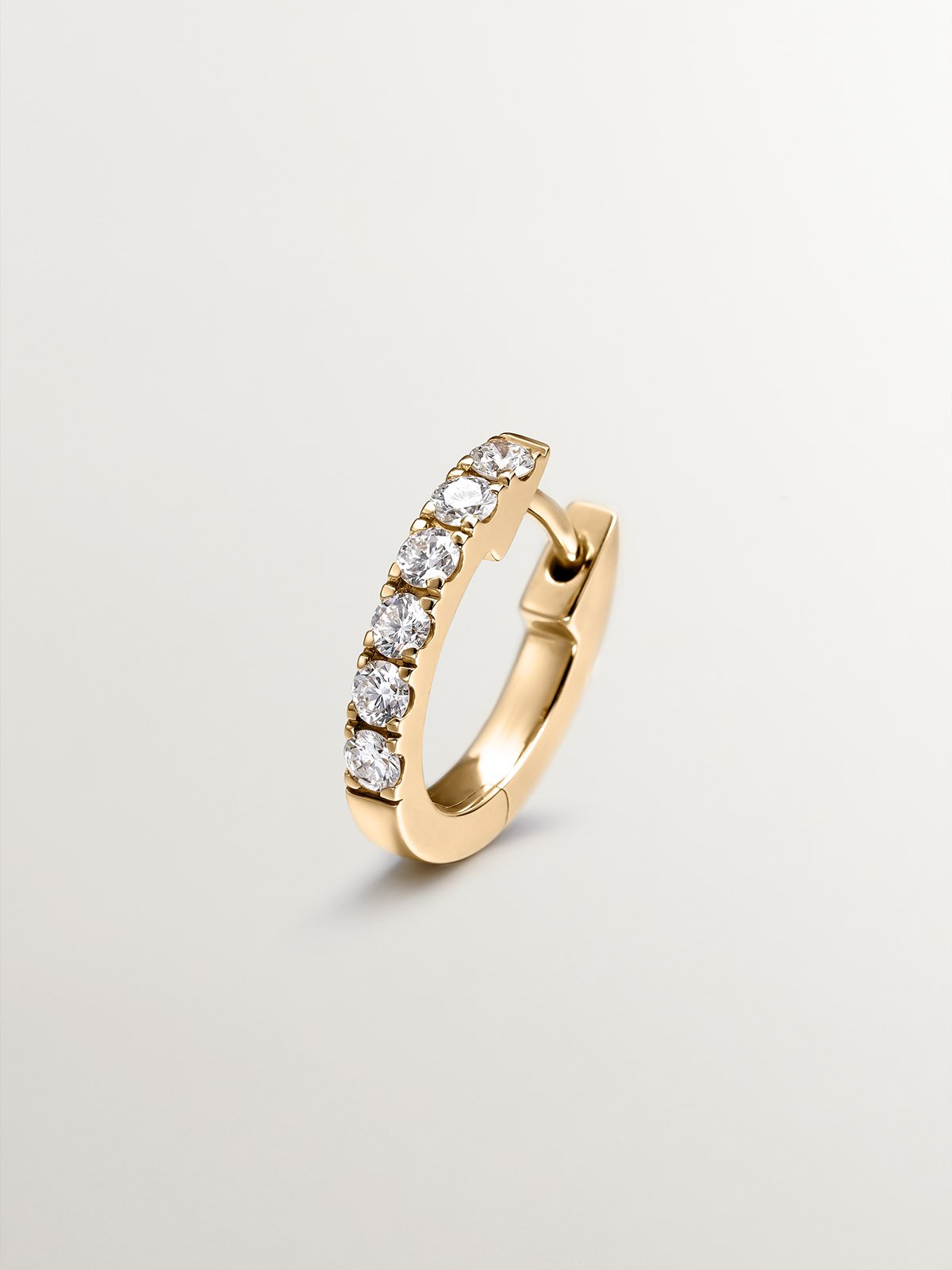 Boucle d'oreille individuelle, anneaux en or jaune 18K avec des diamants.