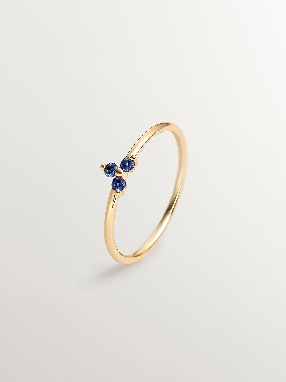 Anillo de oro amarillo de 9K con zafiros azules