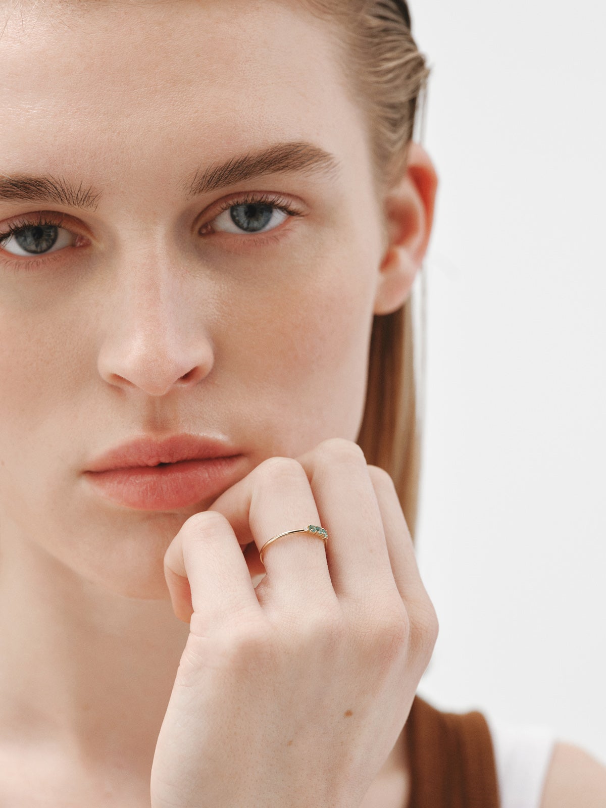 Bague en or jaune 9K avec émeraudes et diamants
