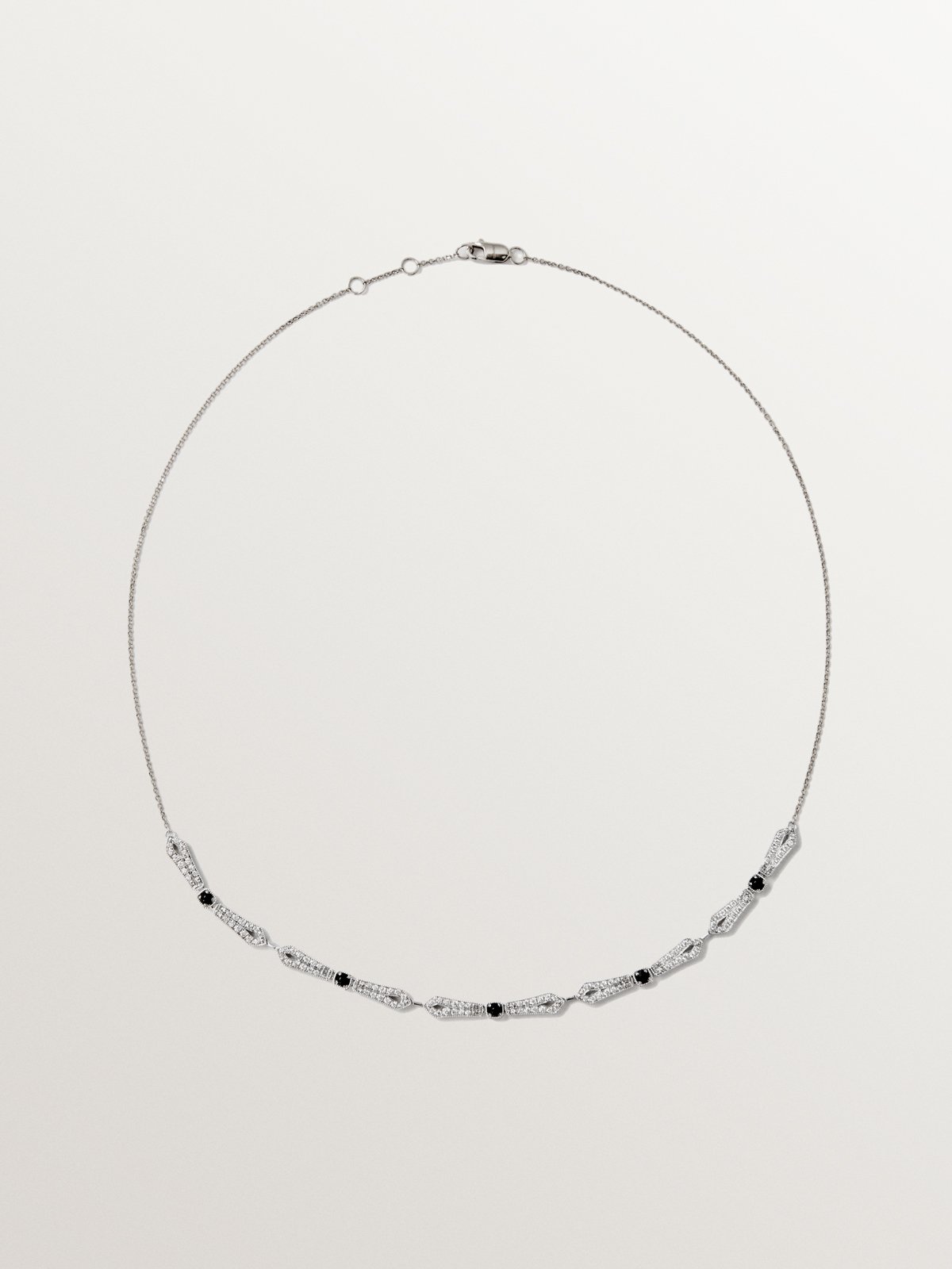 Colgante de oro blanco 18K con ónix negro y diamantes en talla brillante