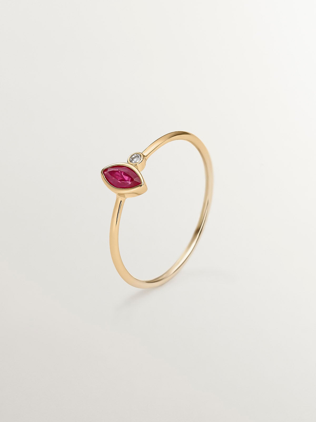 Anillo de oro amarillo de 9K con rubí y diamante