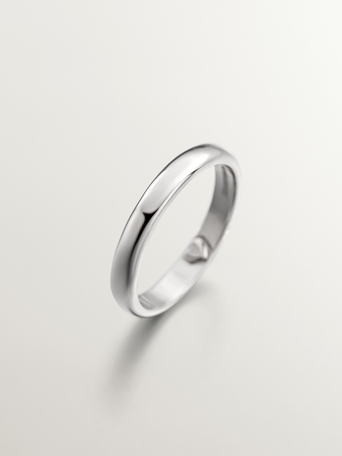 925 Silver band ring with an interior heart.