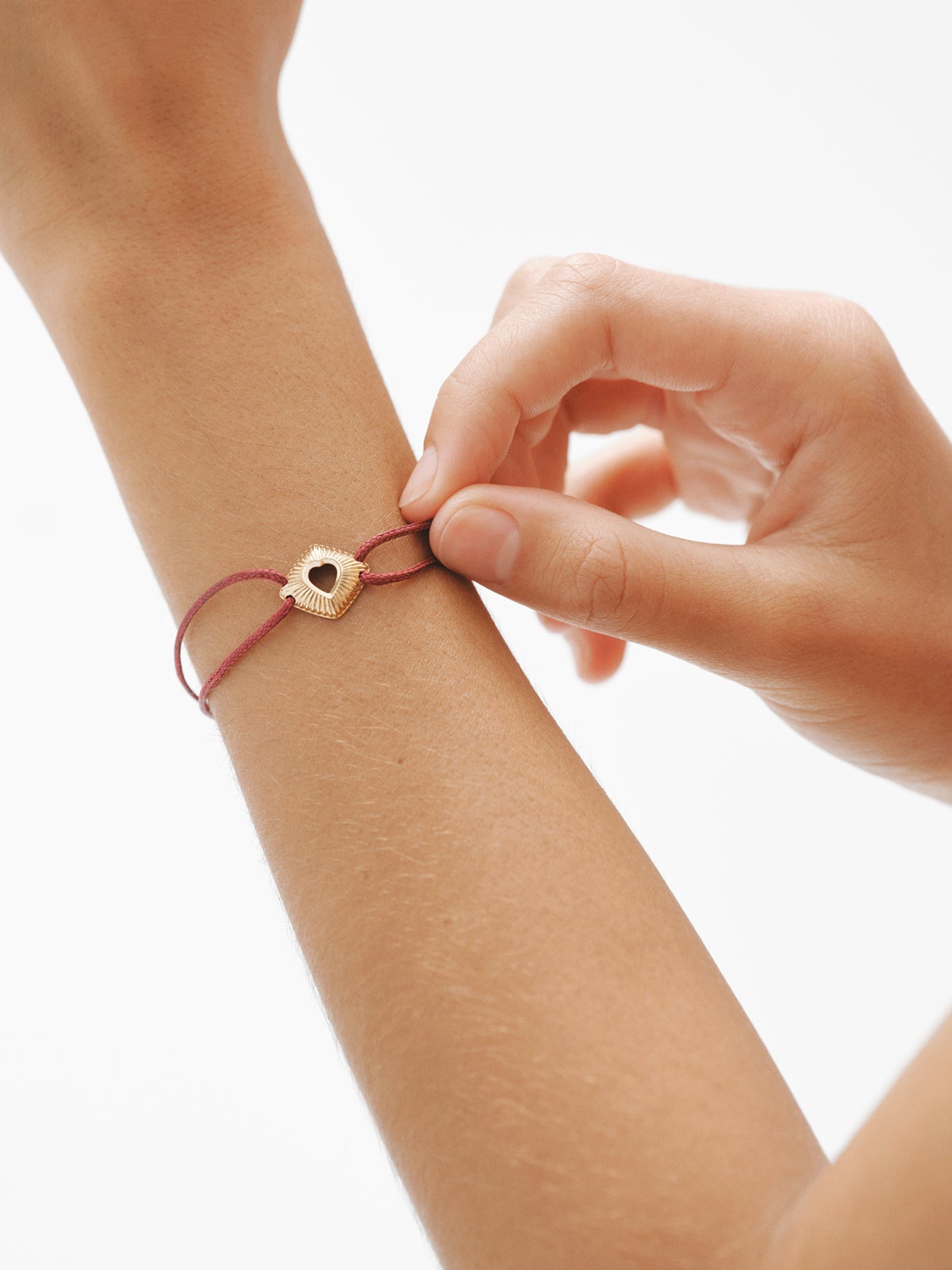 18K yellow gold plated 925 silver bracelet with heart shape in guilloché texture and with red rope