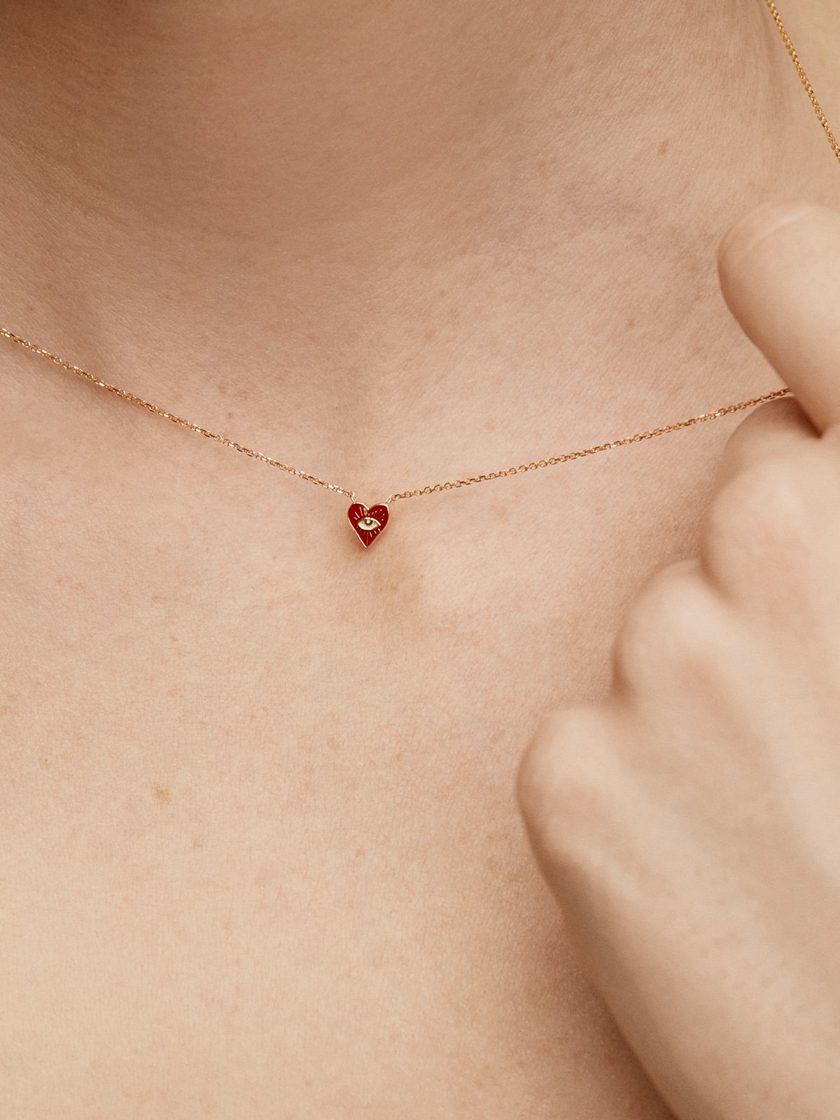 Colgante de oro amarillo de 9K con corazón y ojo