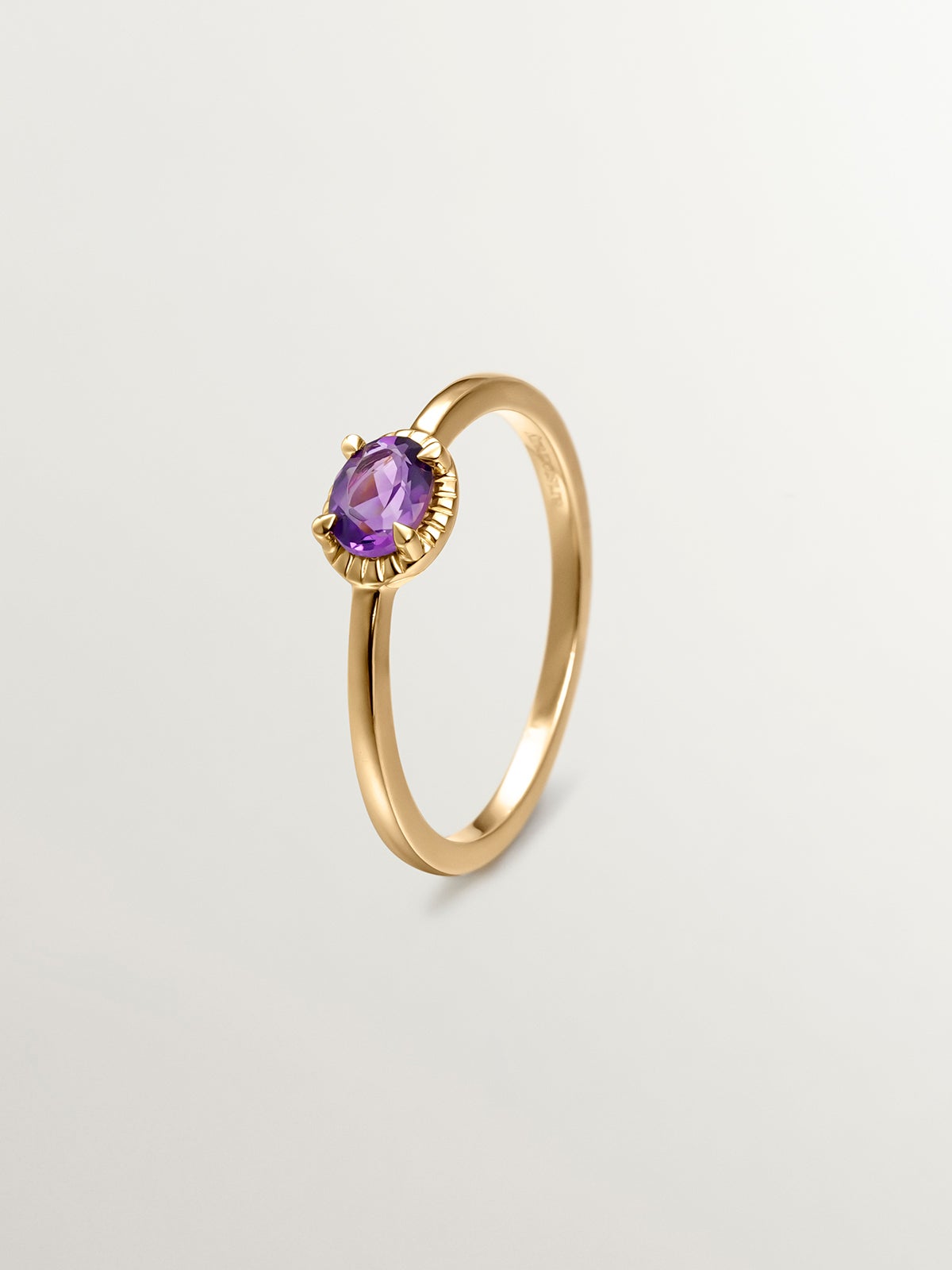 Bague en argent 925 plaqué or jaune 18K avec une pierre d'améthyste violette.