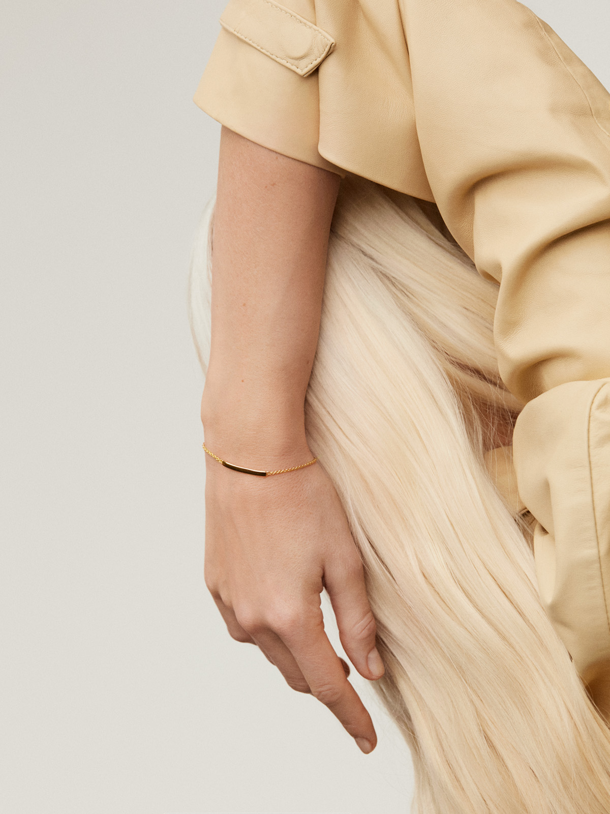 Pulsera tipo esclava de plata 925 bañada en oro amarillo de 18K con corazón interior