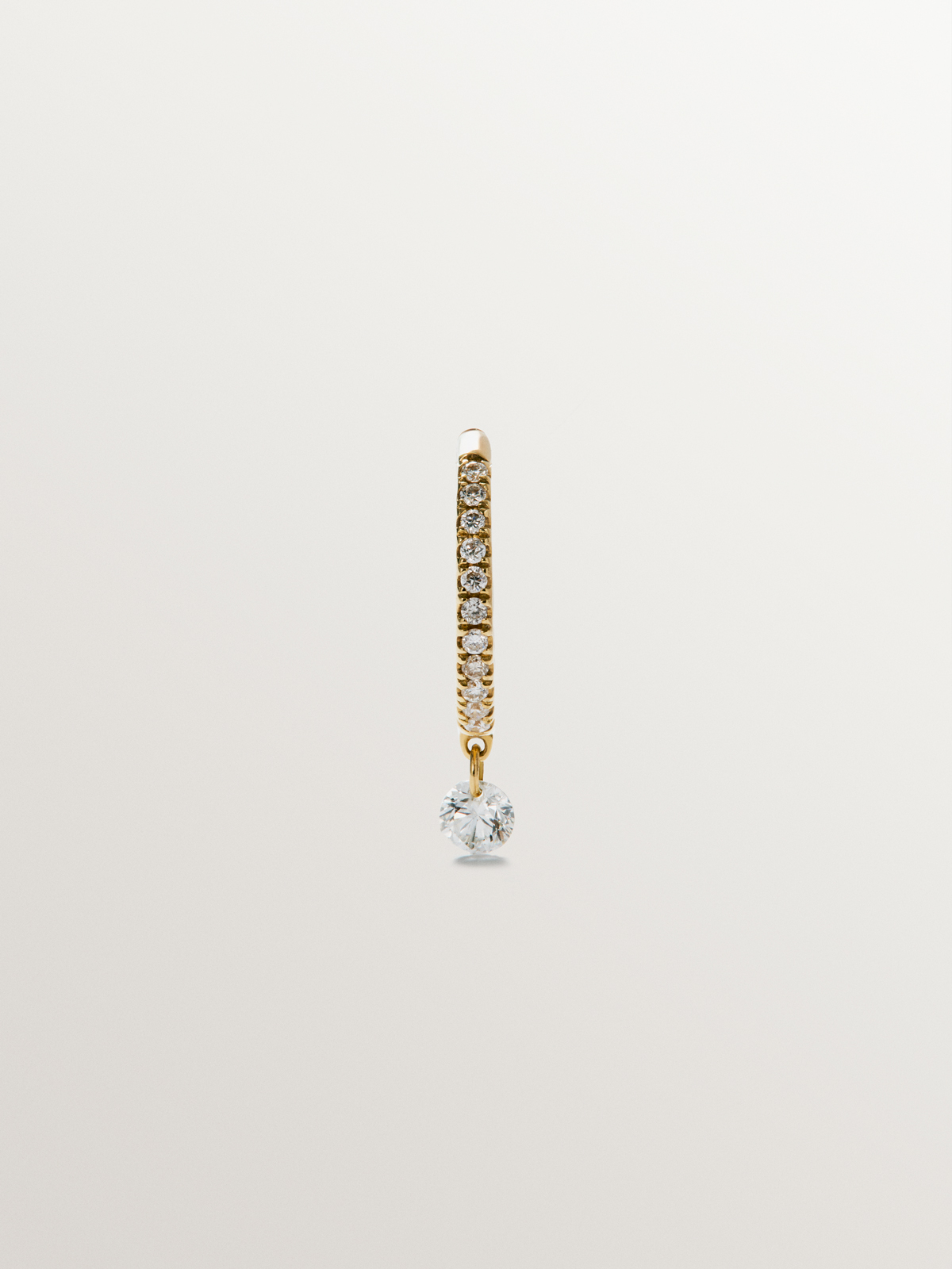 Pendiente individual de aro pequeño de oro amarillo de 18K con diamantes