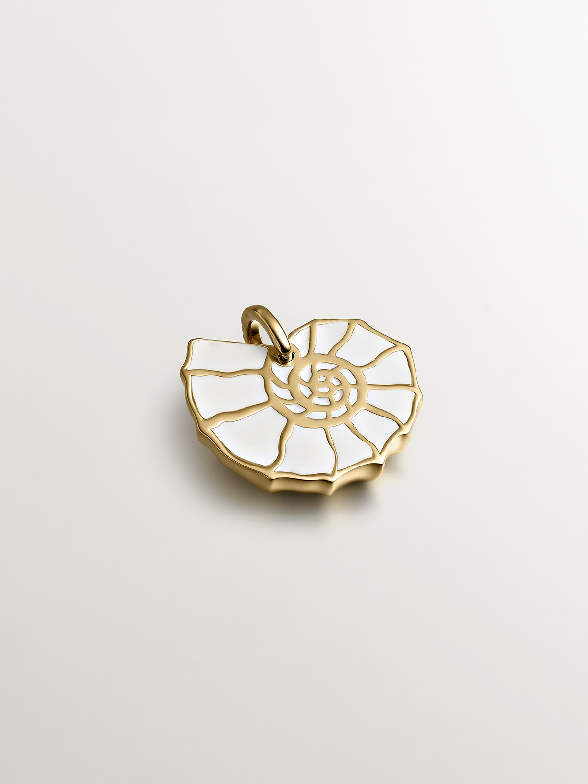 Charm de plata 925 bañada en oro amarillo de 18K con esmaltado blanco y topacios blancos con forma de caracola