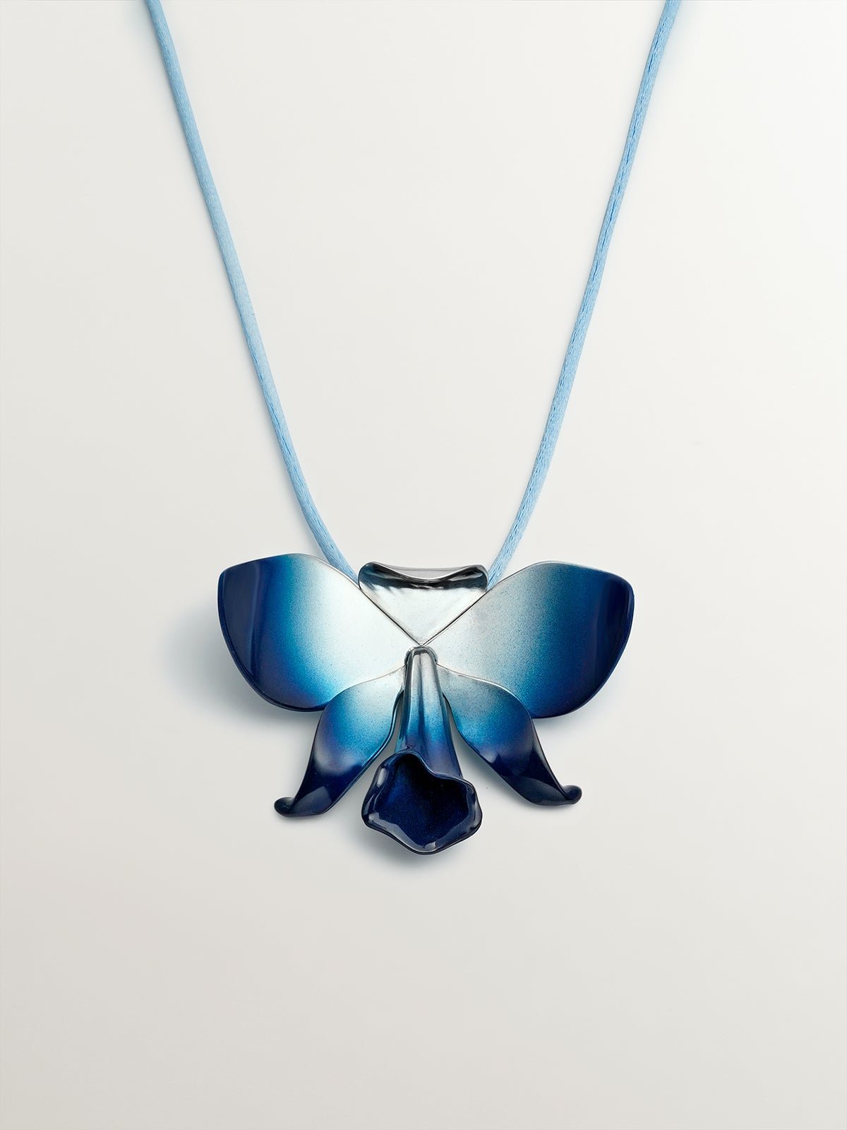 Collar de cordón y plata 925 con forma de orquídea, esmalte azul degradado y efecto pulido