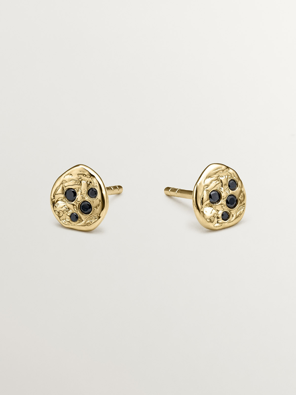 Pendientes de plata 925 bañada en oro amarillo de 18K con relieve y espinelas negras