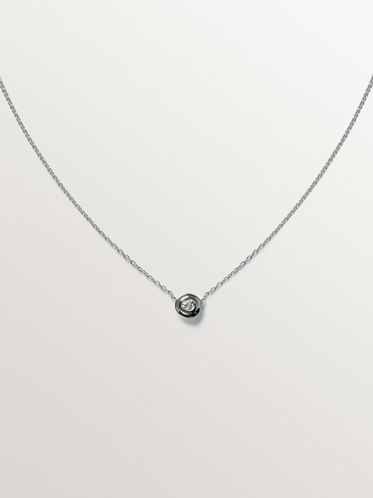 18K white gold pendant with diamond