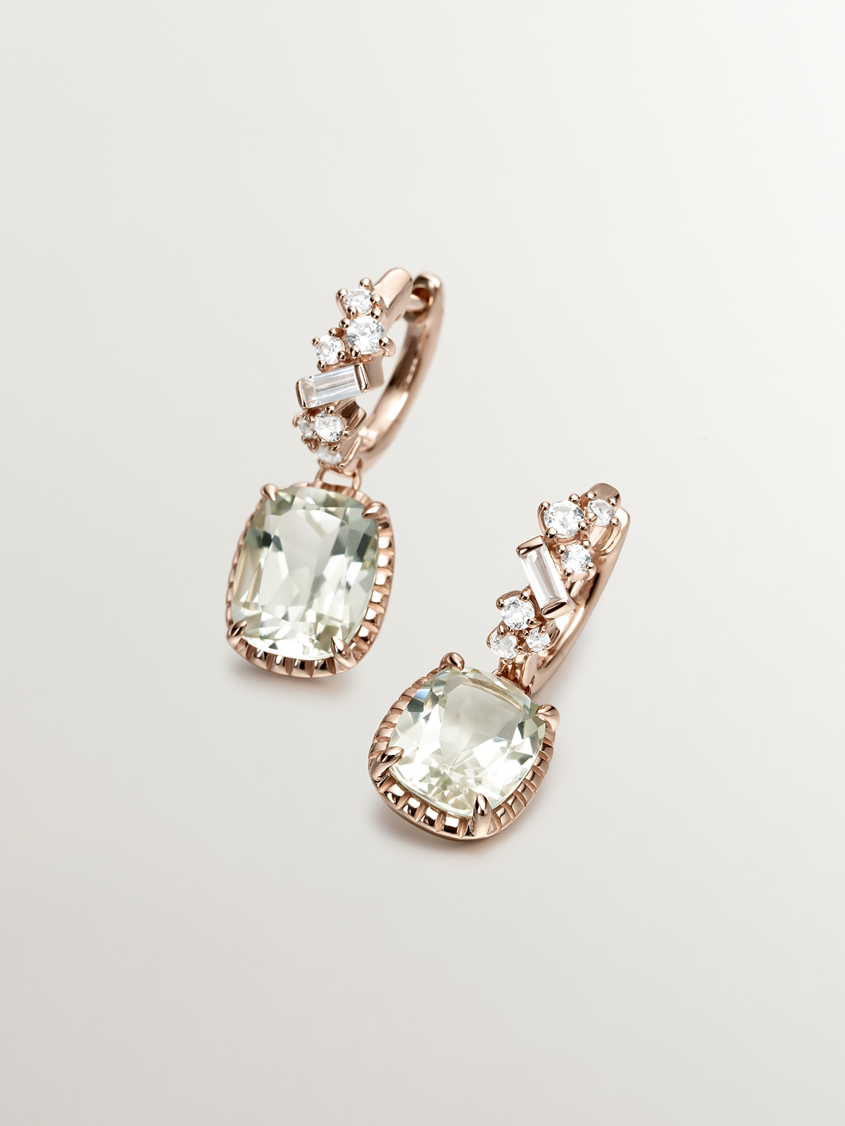 Boucles d'oreilles créoles en argent 925 plaqué or rose 18K avec quartz verts et topazes bleu suisse.
