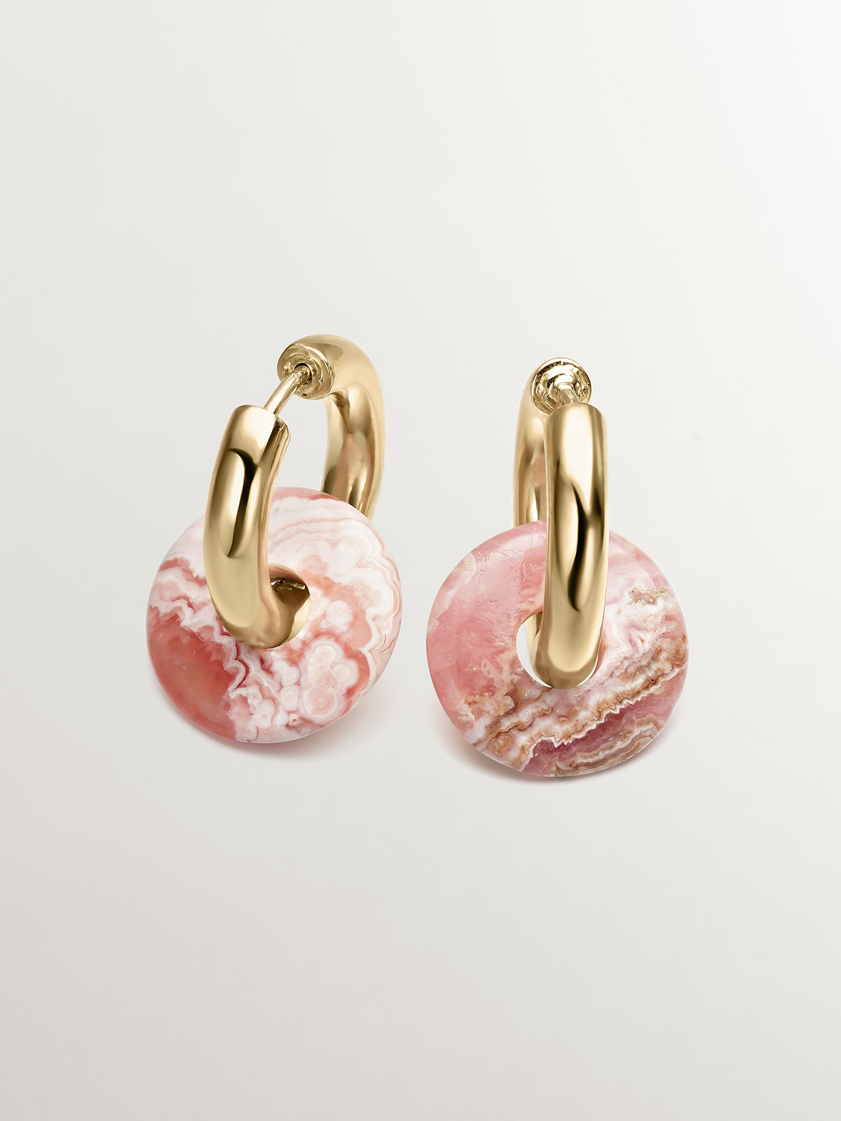 Medium hoop earrings made of 925 silver bathed in 18K yellow gold with pink rhodochrosite.