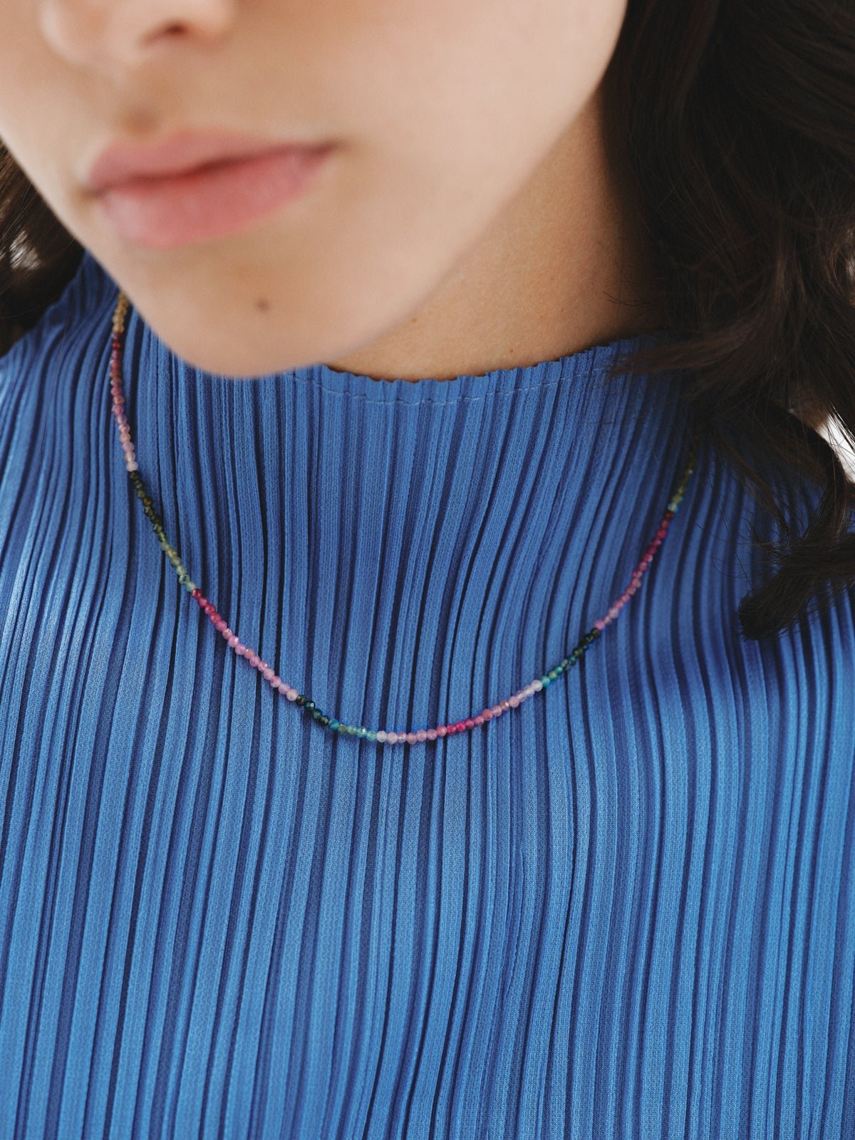 Collier en argent 925 plaqué or jaune 18K avec des petites boules de tourmaline multicolore.
