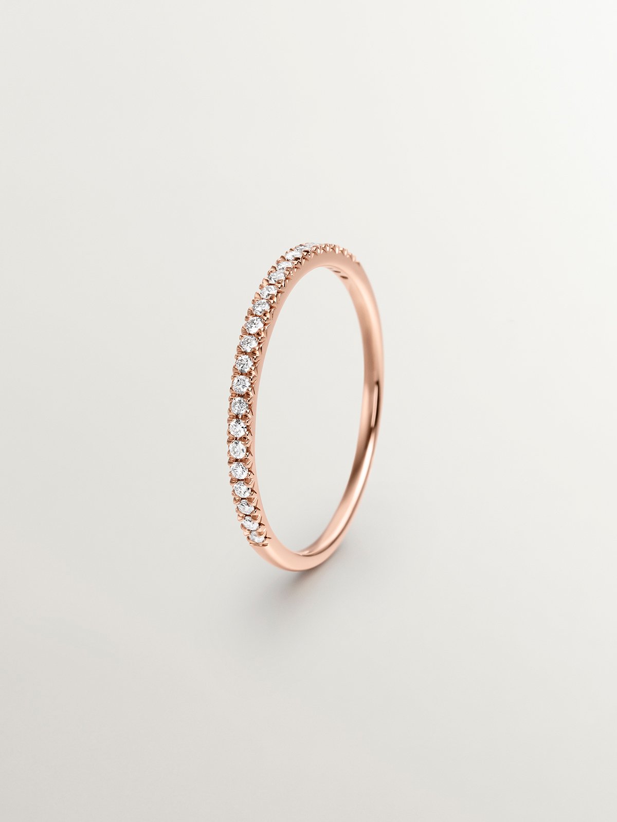 Anillo de oro rosa de 18K con diamantes en talla brillante