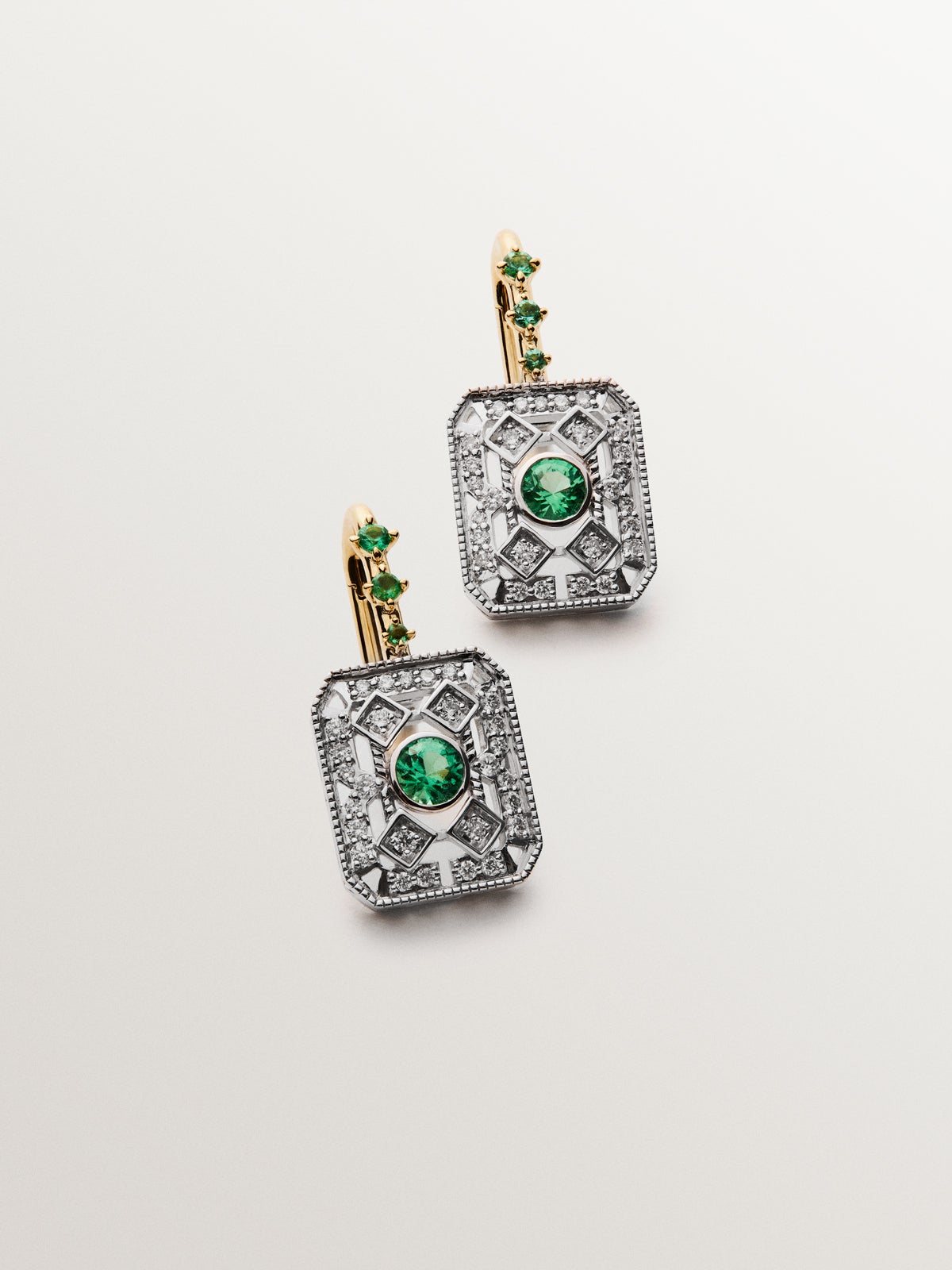 Boucles d'oreilles en or blanc et jaune 18 carats avec diamants taille brillant et émeraudes taille brillant