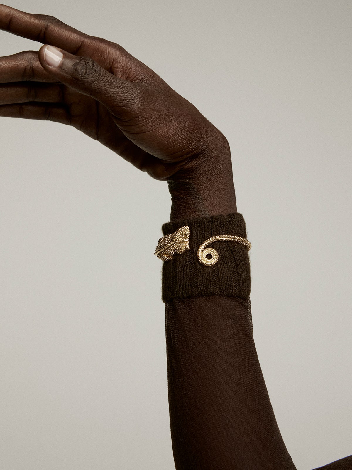Rigid bracelet made of 925 silver, bathed in 18K yellow gold with a chameleon shape.