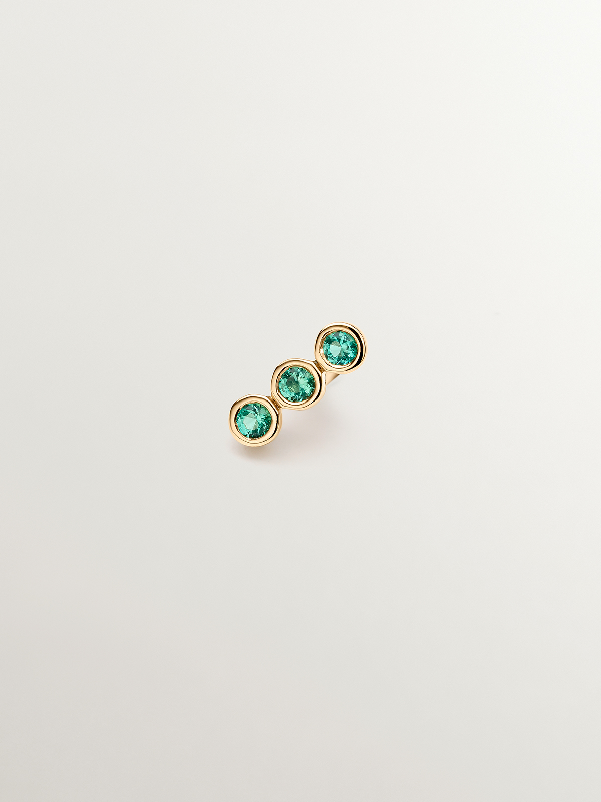 Individual 9K yellow gold earring with emeralds.