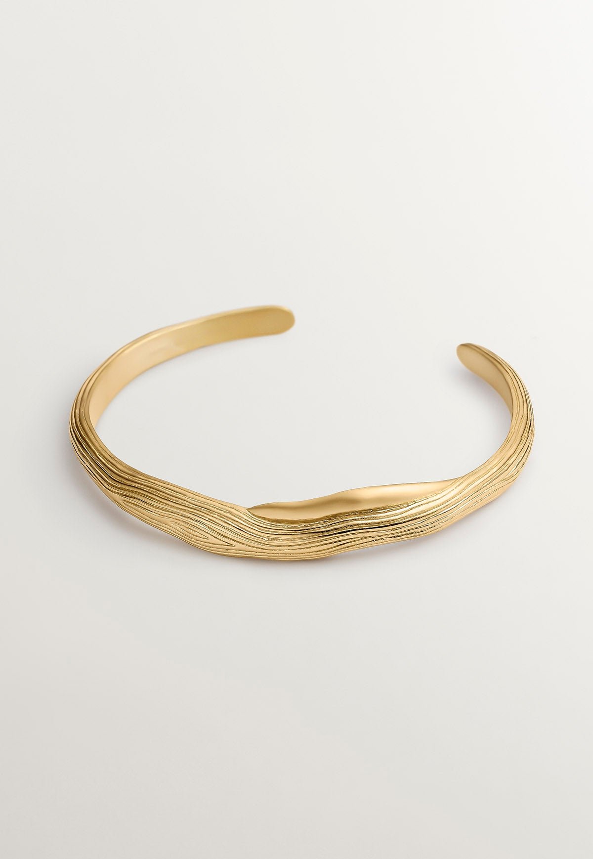 Anneau en argent 925 plaqué en or jaune 18K avec relief et forme irrégulière.