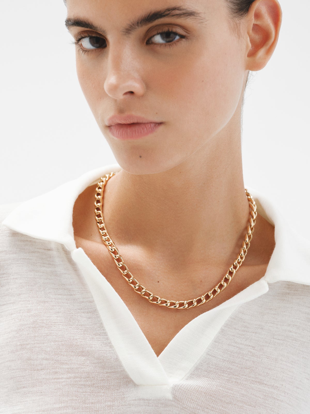 Barbed link chain made of 925 silver, bathed in 18K yellow gold.
