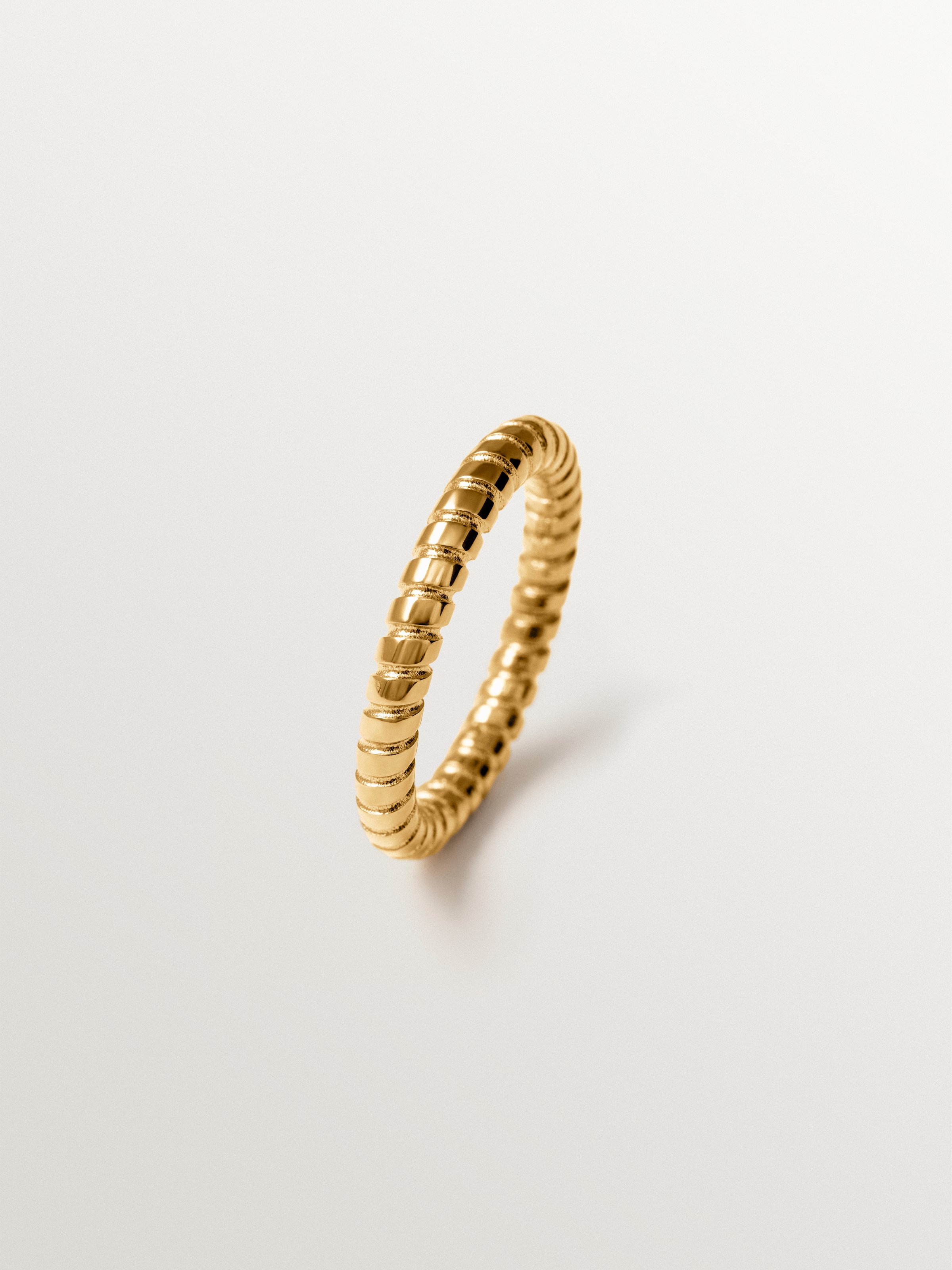 Anillo pequeño gallonado de plata 925 bañada en oro de 18K