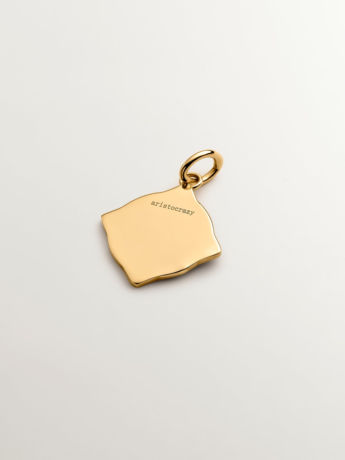 Charm de plata 925 bañada en oro amarillo de 18K con inicial A y esmalte blanco con forma de rombo irregular