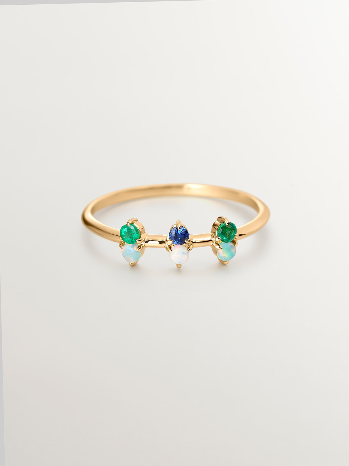 Anillo de oro amarillo de 18K con ópalo azul y diamantes blancos