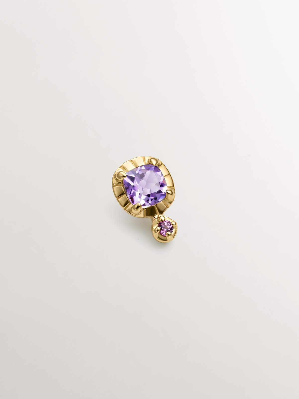 Pendiente individual de plata 925 bañada en oro amarillo de 18K con amatista morada y rodolita rosa
