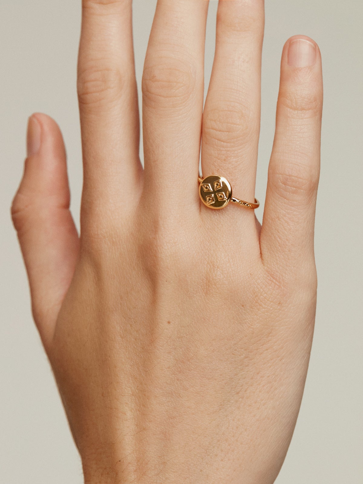 Anillo de plata 925 bañada en oro amarillo de 18K con medalla