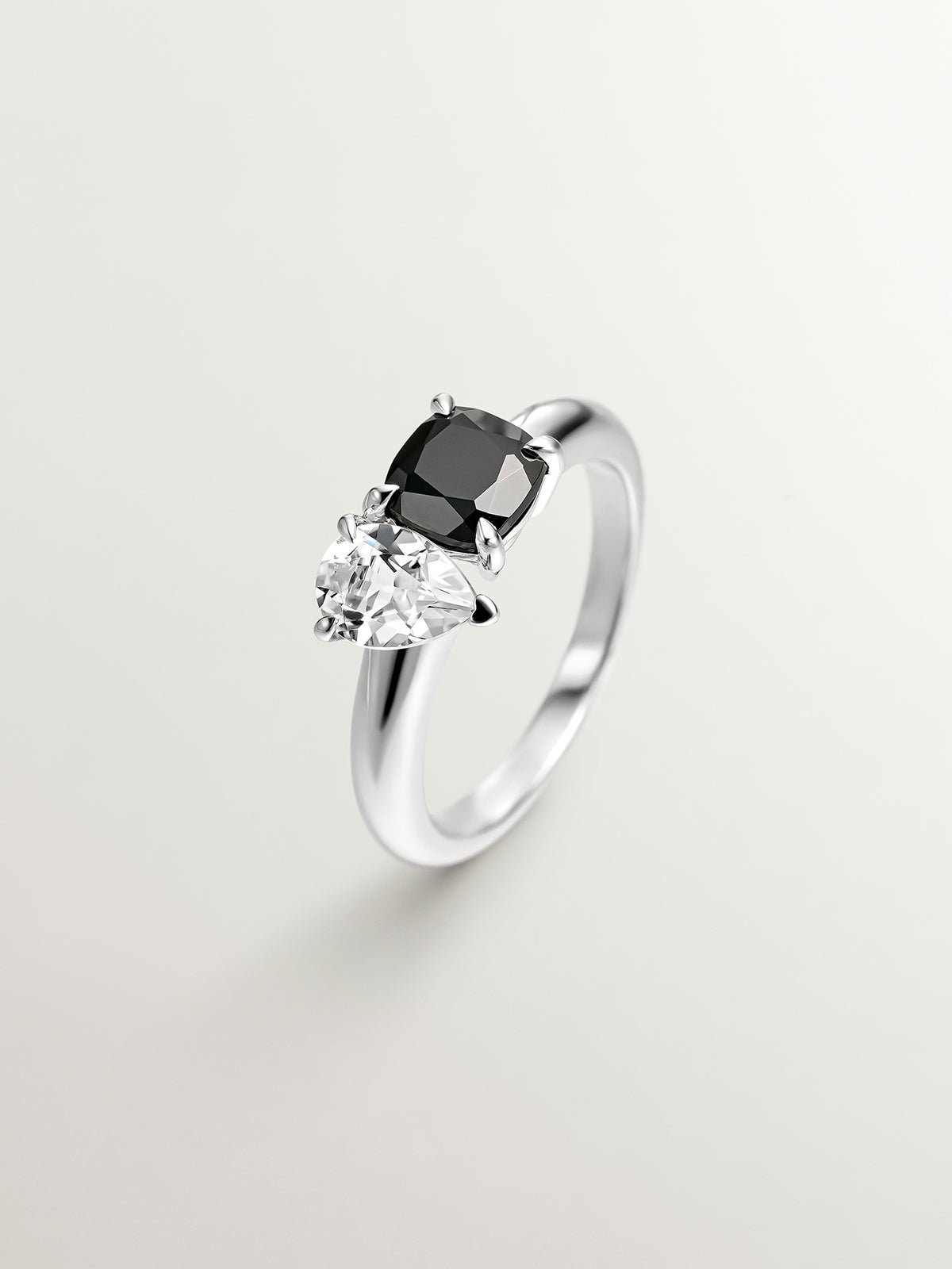 Anillo de plata 925 con espinela negra y cuarzo blanco