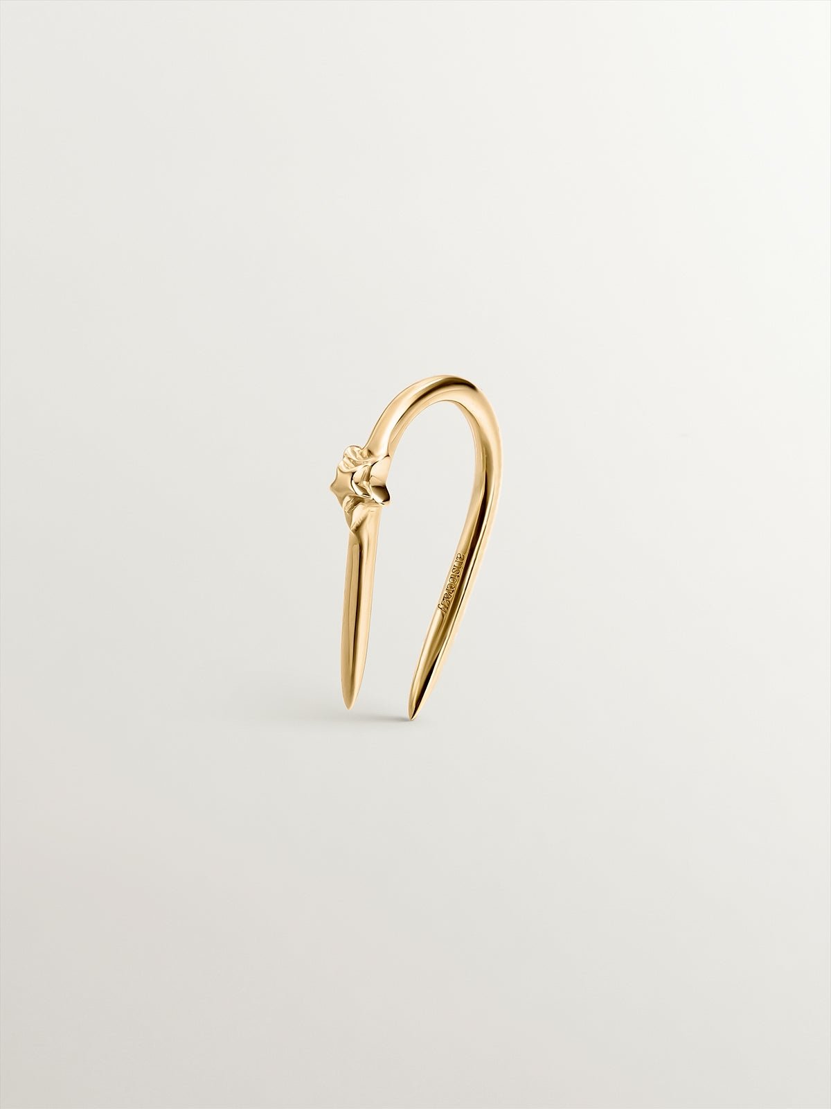 Individual open 9K yellow gold earring with star