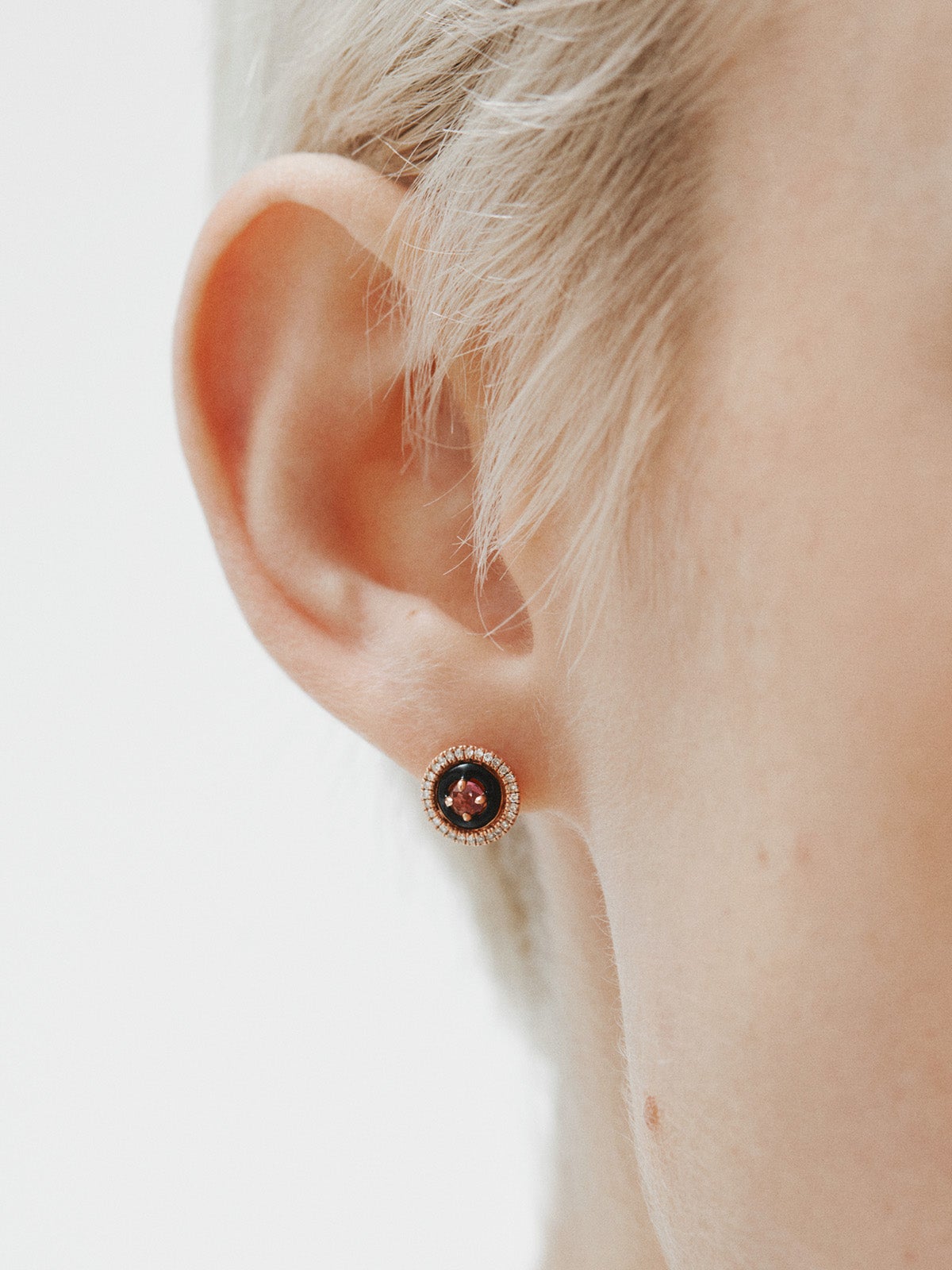 Pendientes de plata 925 bañada en oro rosa de 18K con diamantes, rodolitas rosas y esmalte negro