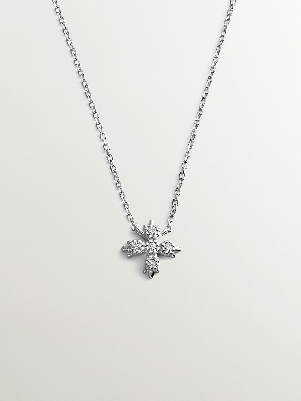 Colgante de oro blanco de 18K con cruz con diamantes blancos