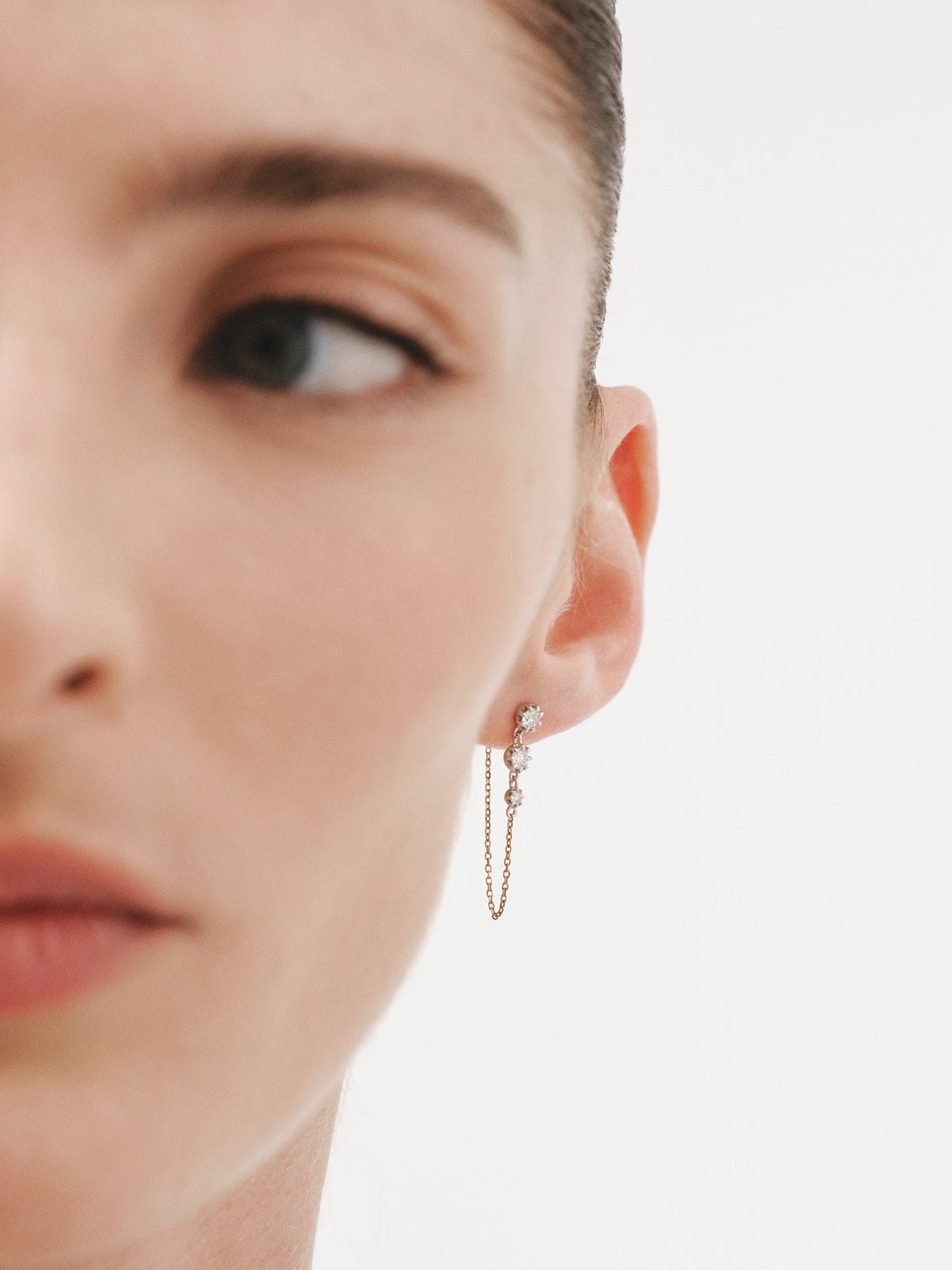 18K white and yellow gold earrings with brilliant cut diamonds