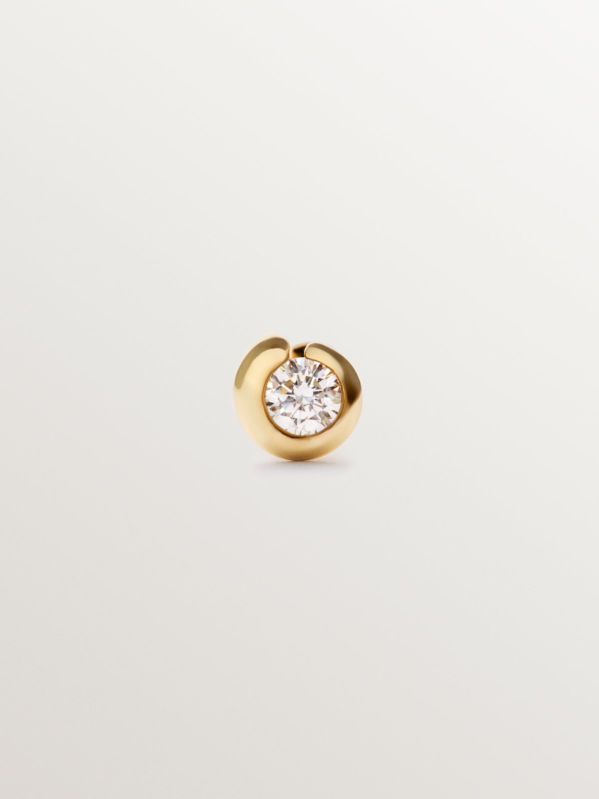 18K yellow gold single piercing with central brilliant-cut white diamond