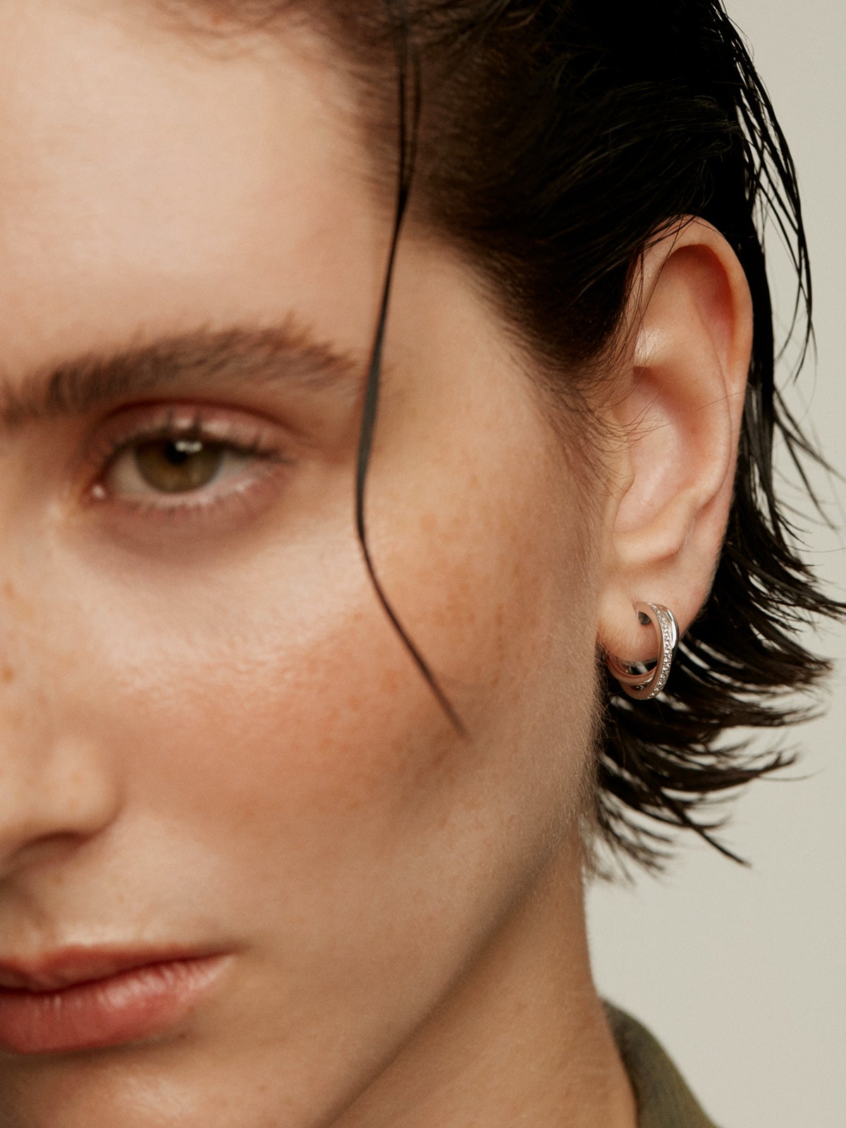 Boucles d'oreilles à double anneau en argent 925 avec topazes blanches.