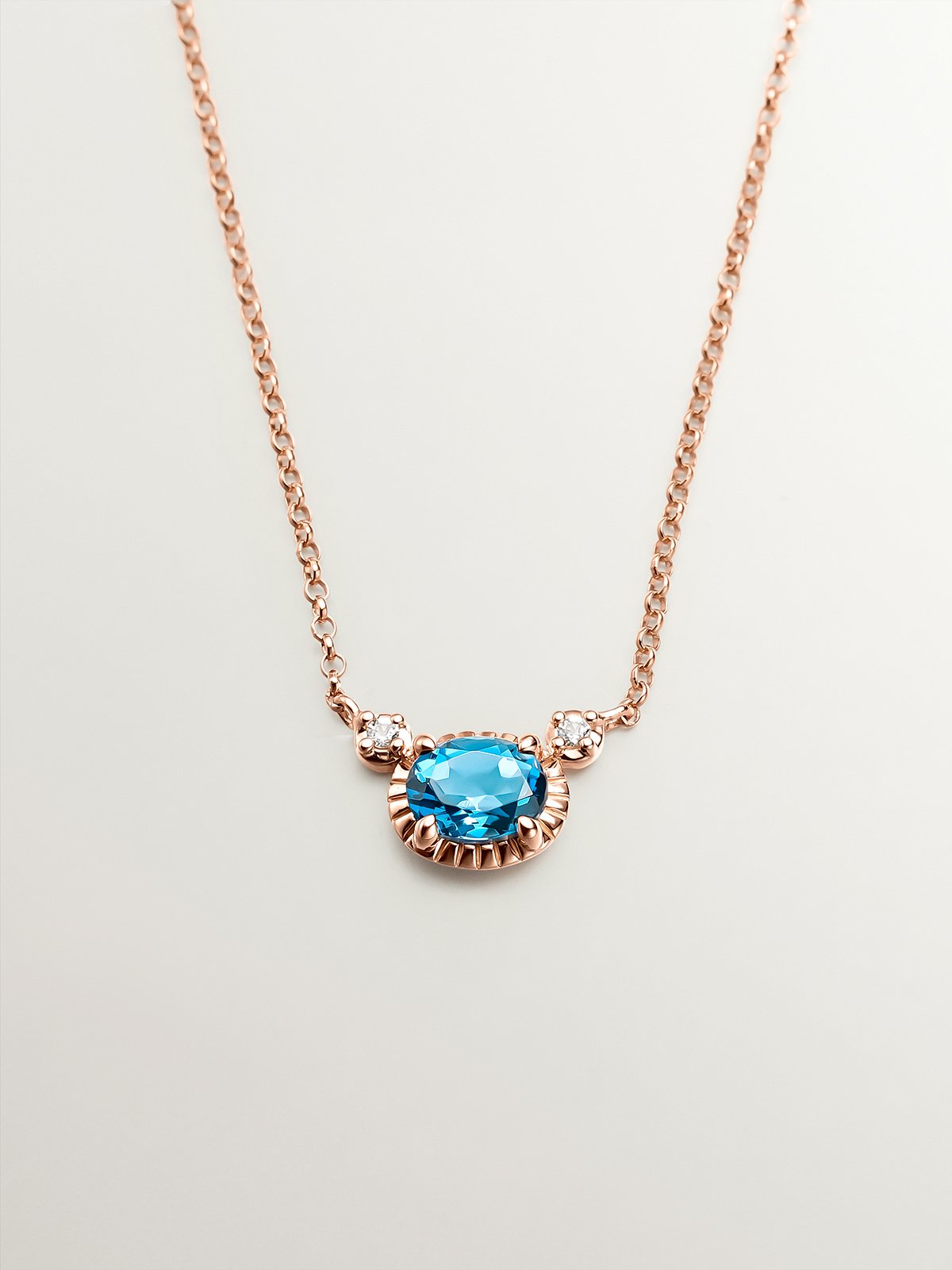 Colgante de plata 925 bañada en oro rosa de 18K con topacios azul london y blancos
