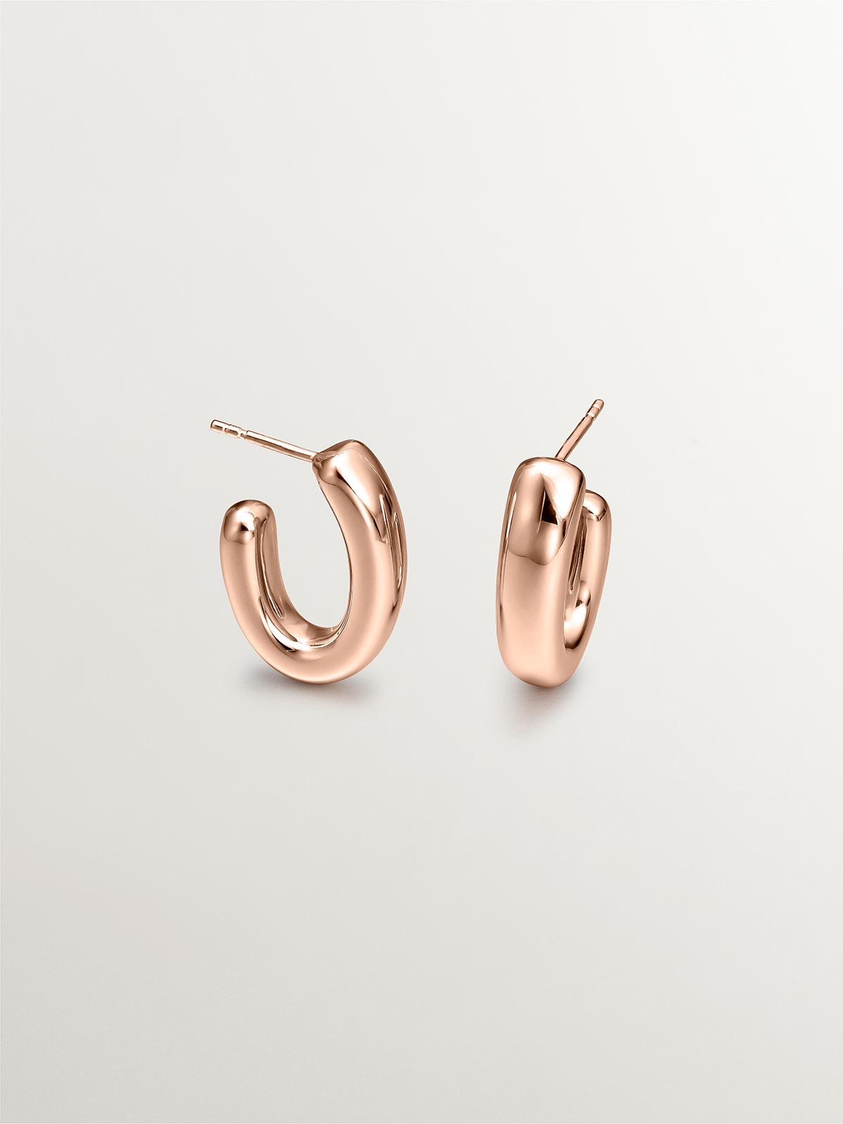Small oval hoop earrings made of 925 silver plated in 18K rose gold.