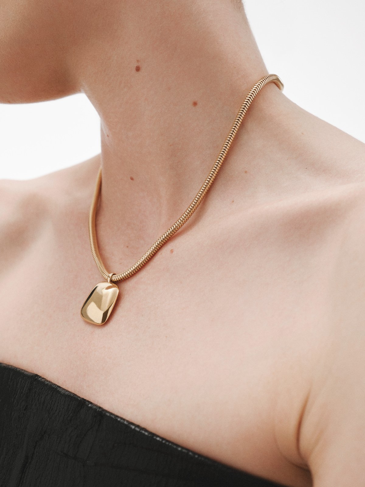 Square pendant in 18K yellow gold plated 925 silver with polished effect