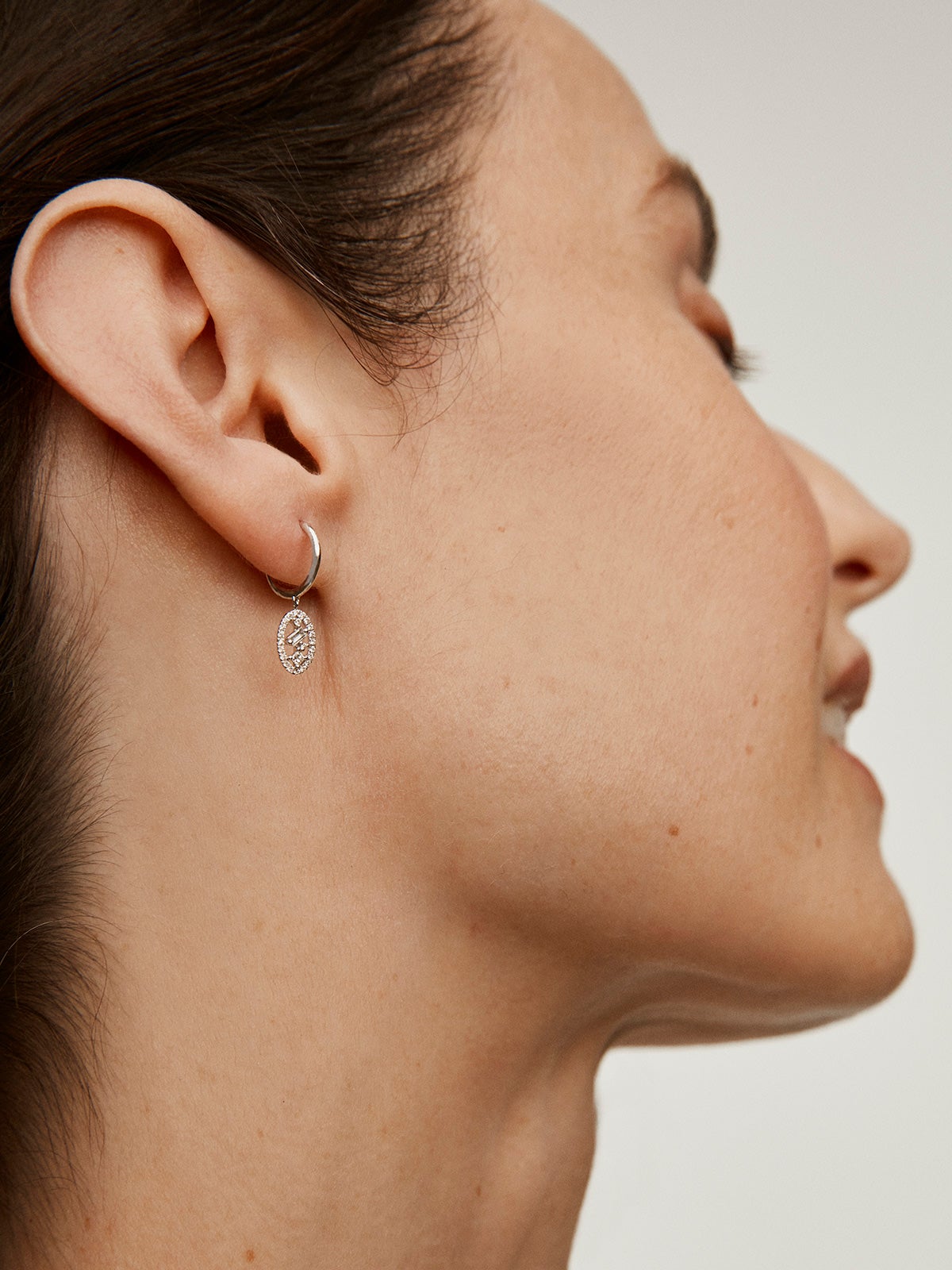 Individual 18K white gold earring with diamonds.